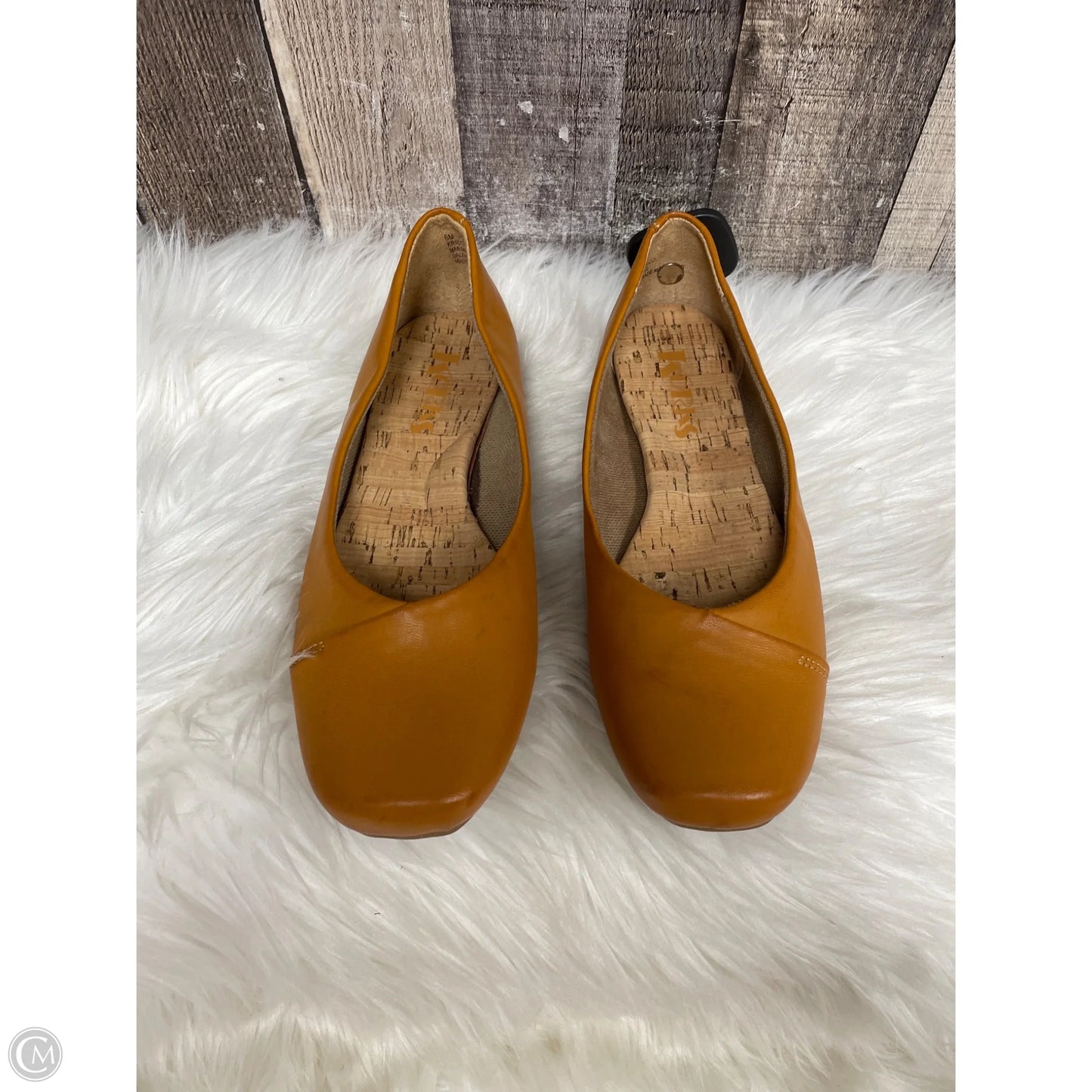 Shoes Flats By Korks In Tan, Size: 6