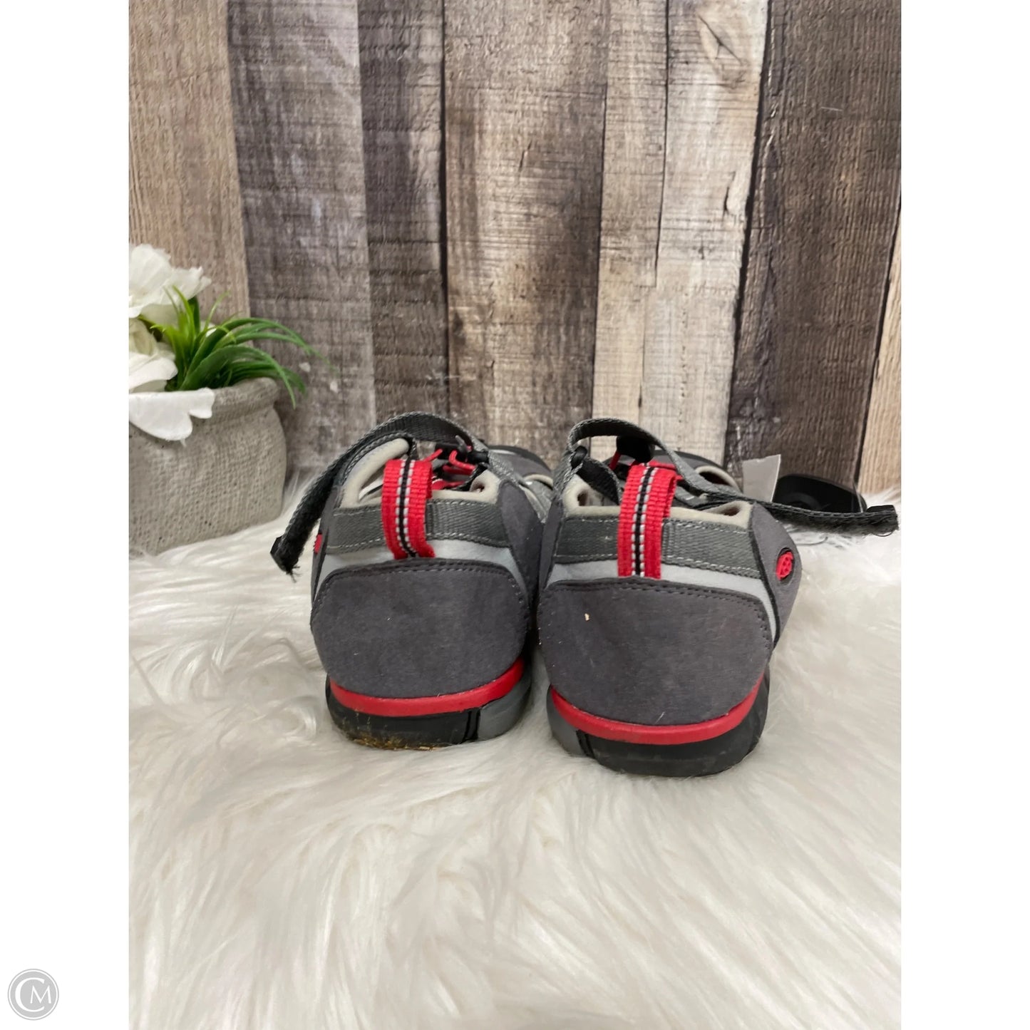 Shoes Hiking By Keen In Grey & Red, Size: 6