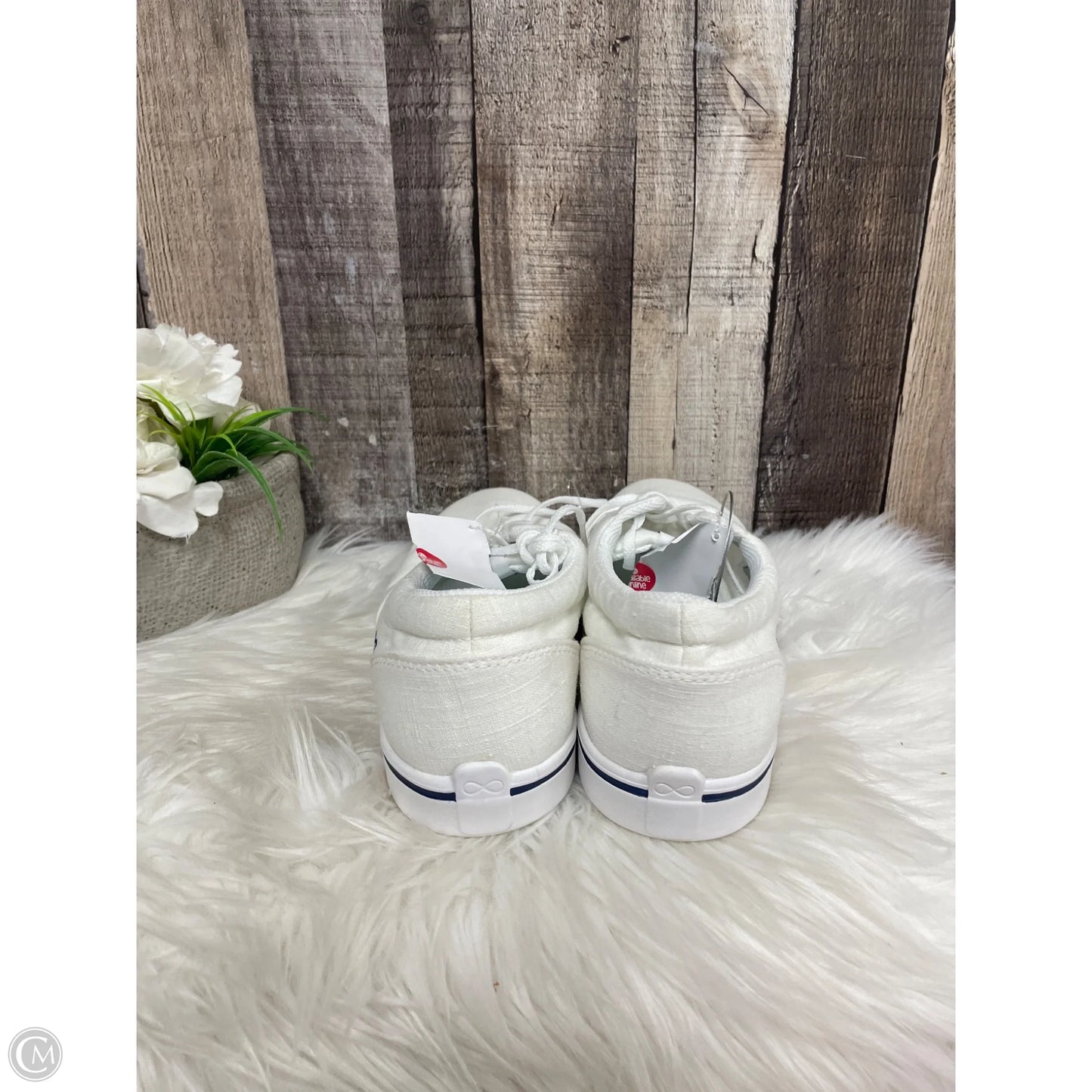 Shoes Sneakers By Cherokee In White, Size: 9.5