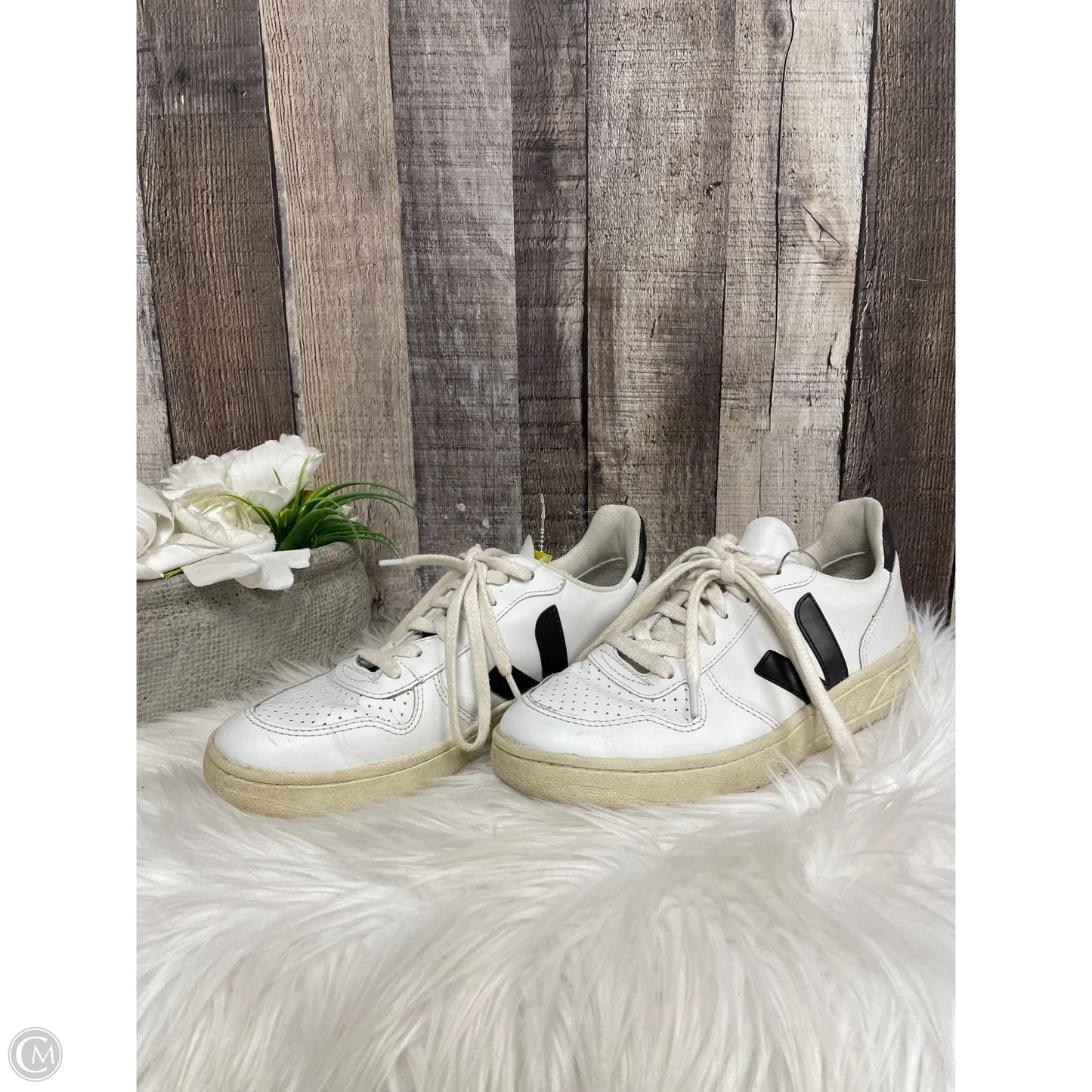 Shoes Sneakers By Veja In White, Size: 6