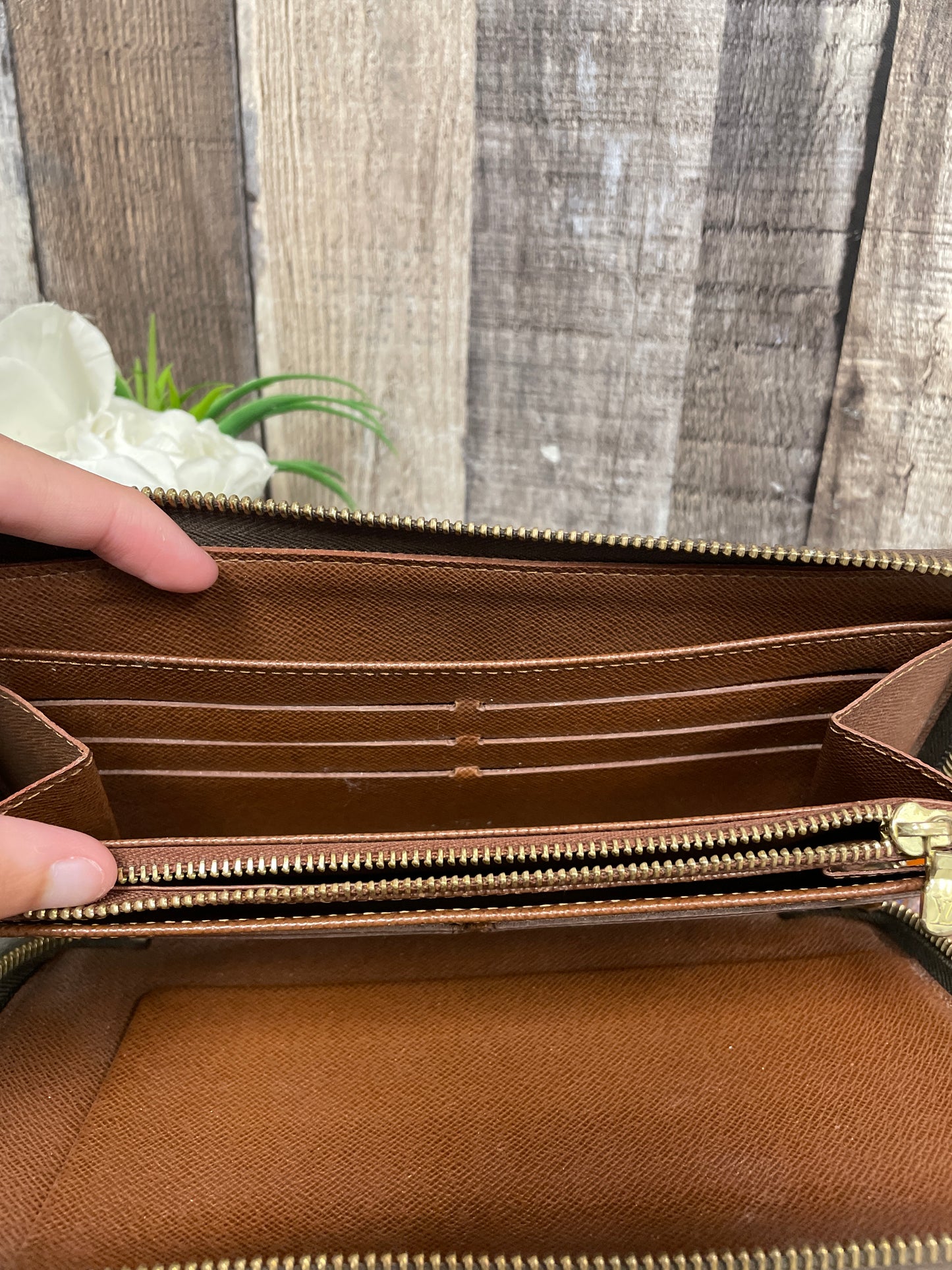 Wallet Luxury Designer By Louis Vuitton Size: Large