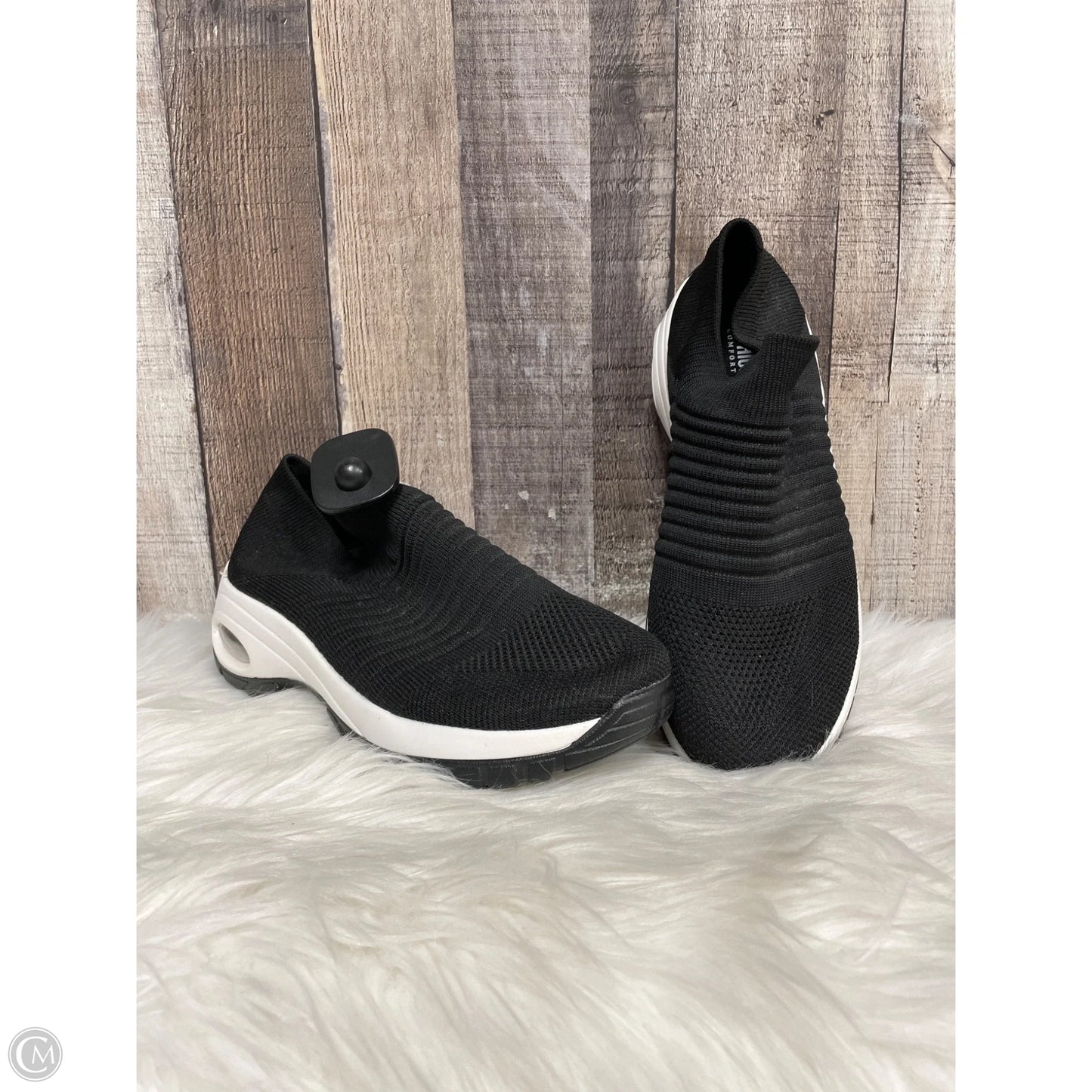 Shoes Sneakers By Cushionaire In Black, Size: 8.5