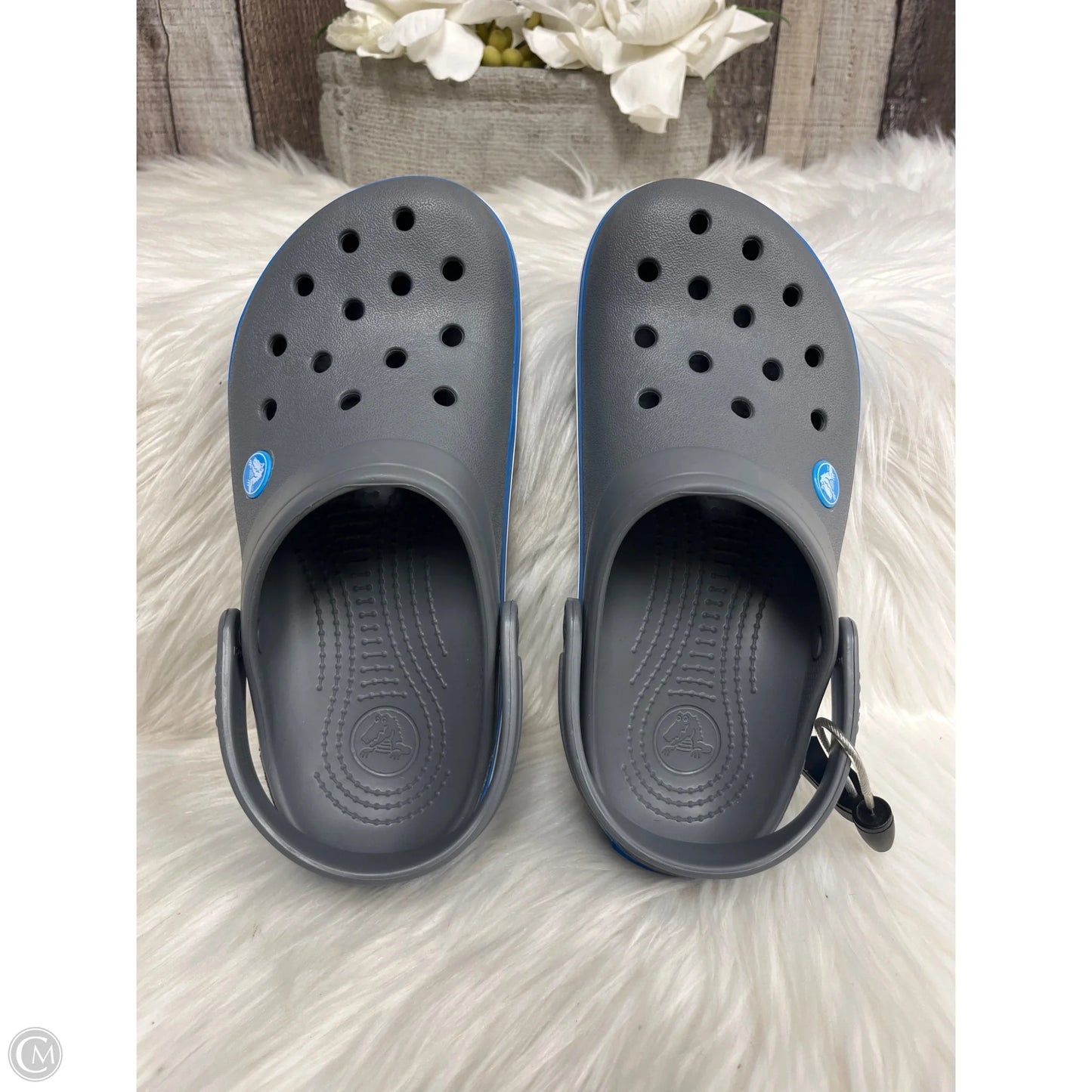 Shoes Flats By Crocs In Grey, Size: 7