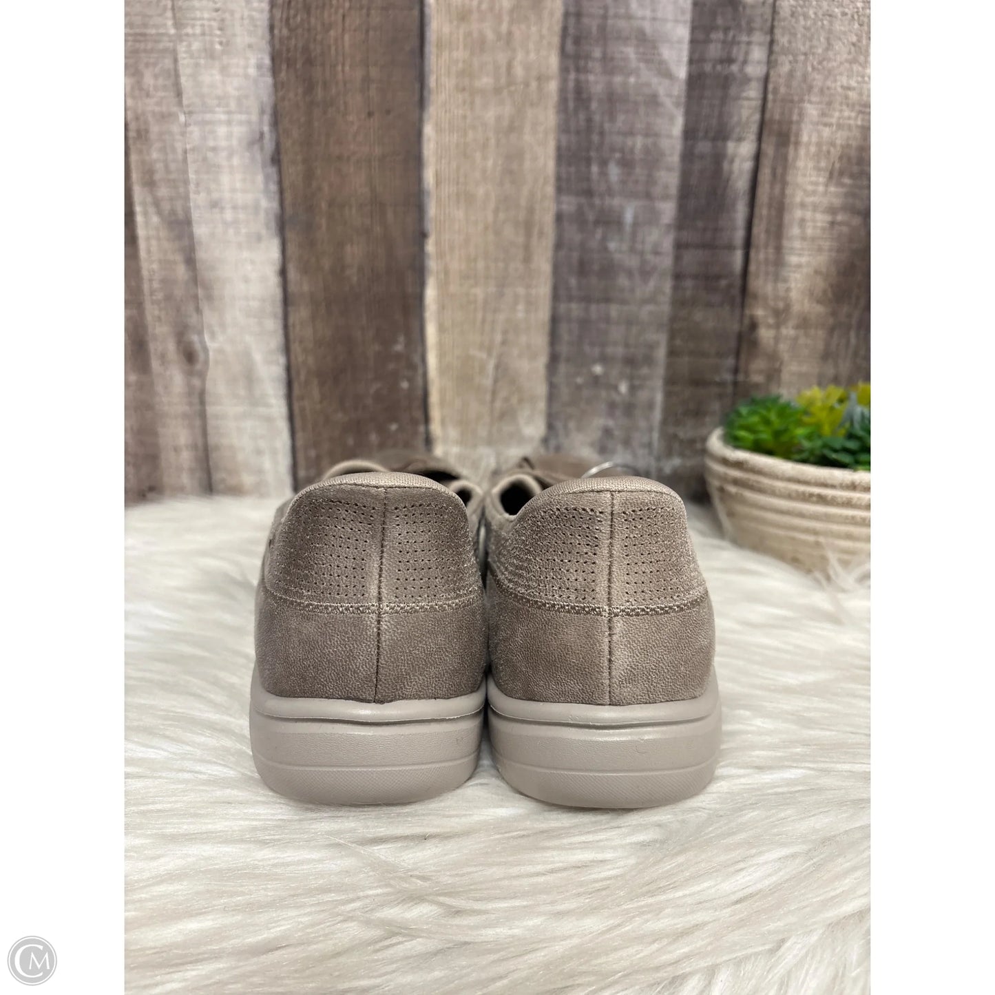 Shoes Sneakers By Skechers In Taupe, Size: 7.5