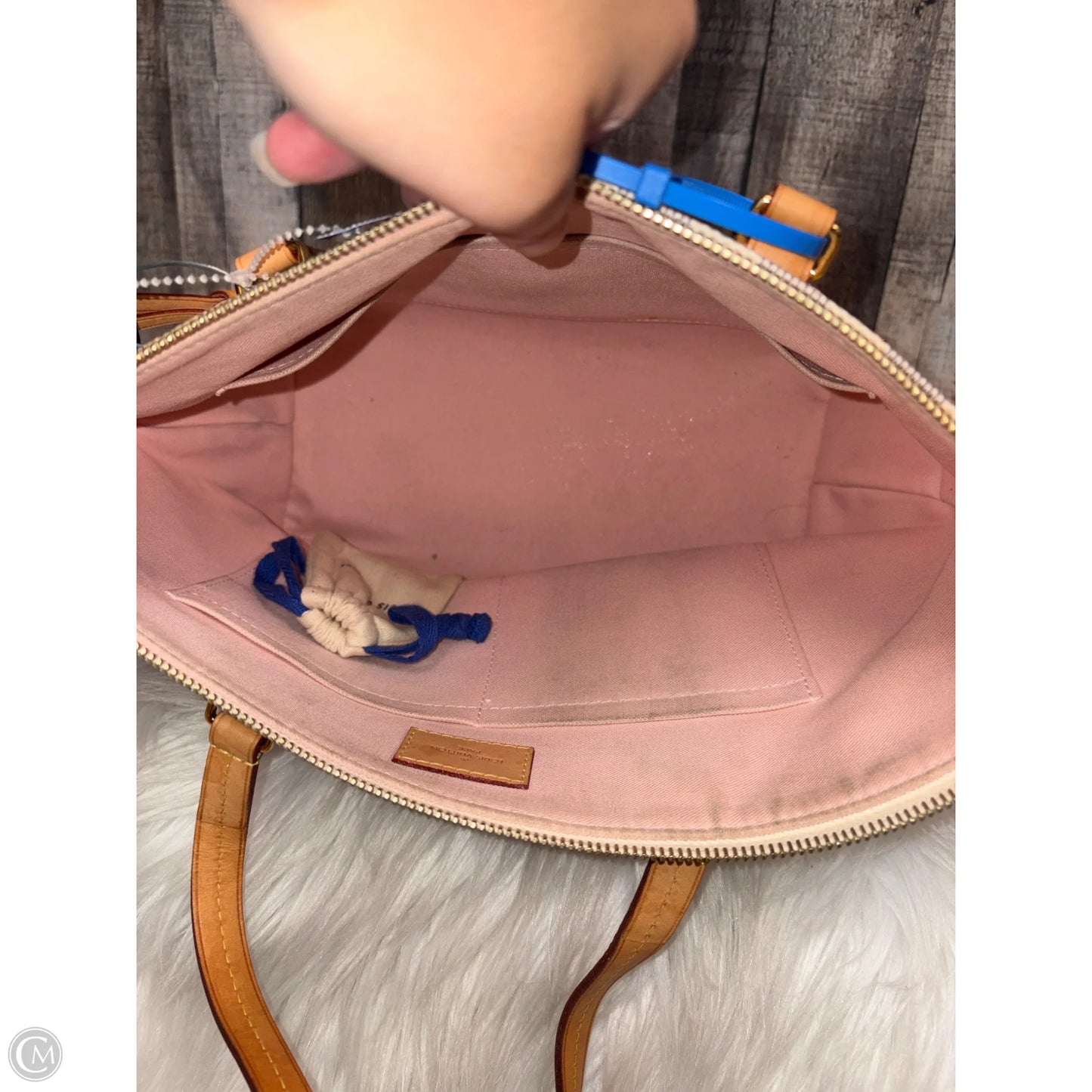Handbag Luxury Designer By Louis Vuitton, Size: Medium