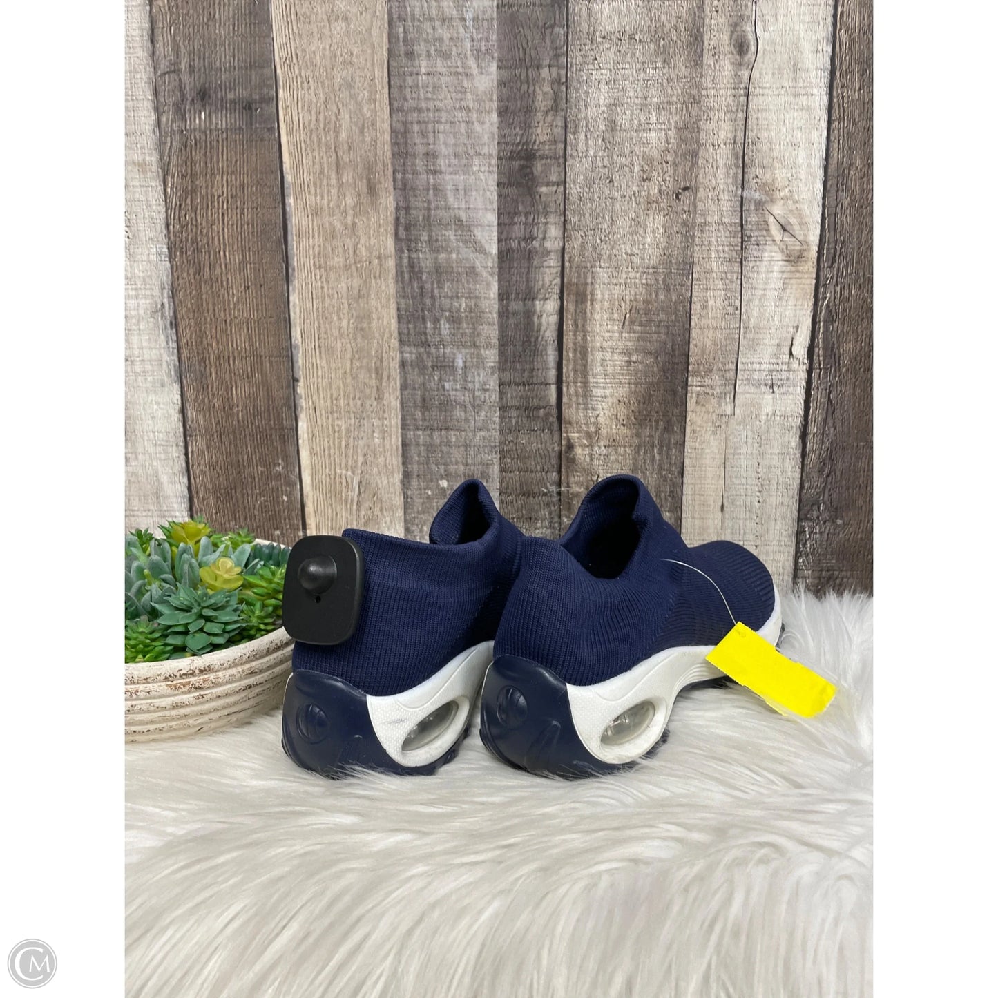 Shoes Sneakers By Cmf In White, Size: 7