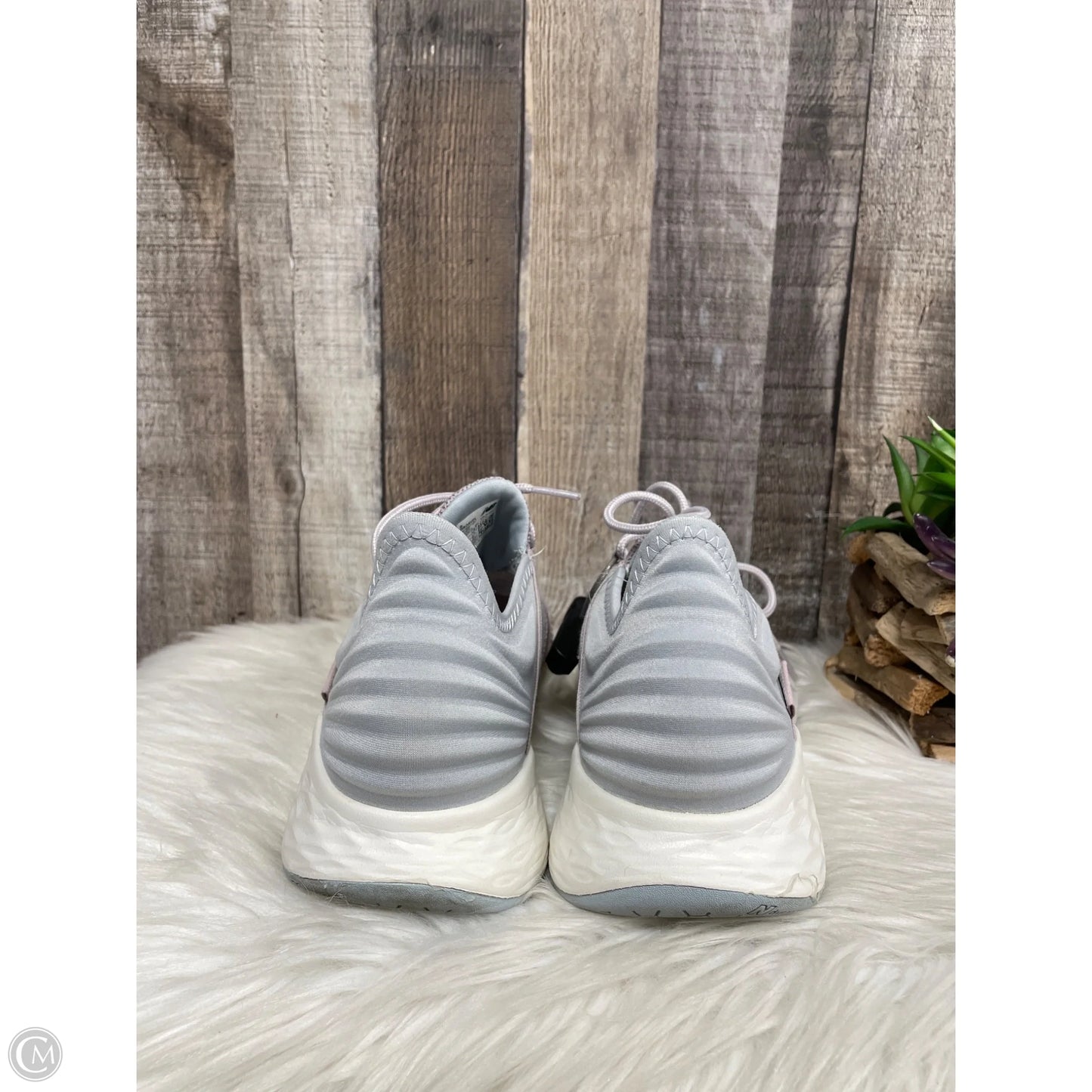 Shoes Athletic By New Balance In Grey & Pink, Size: 9.5