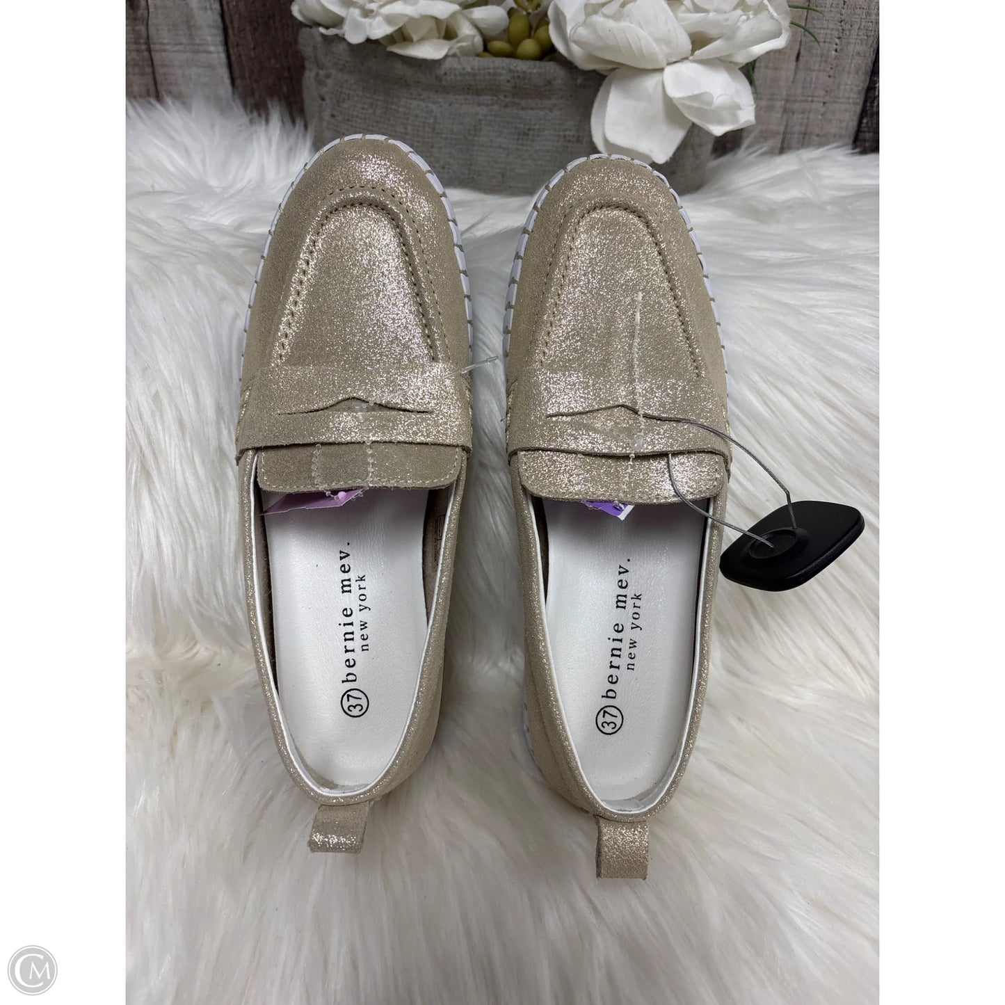 Shoes Flats By Bernie Mev In Gold, Size: 7