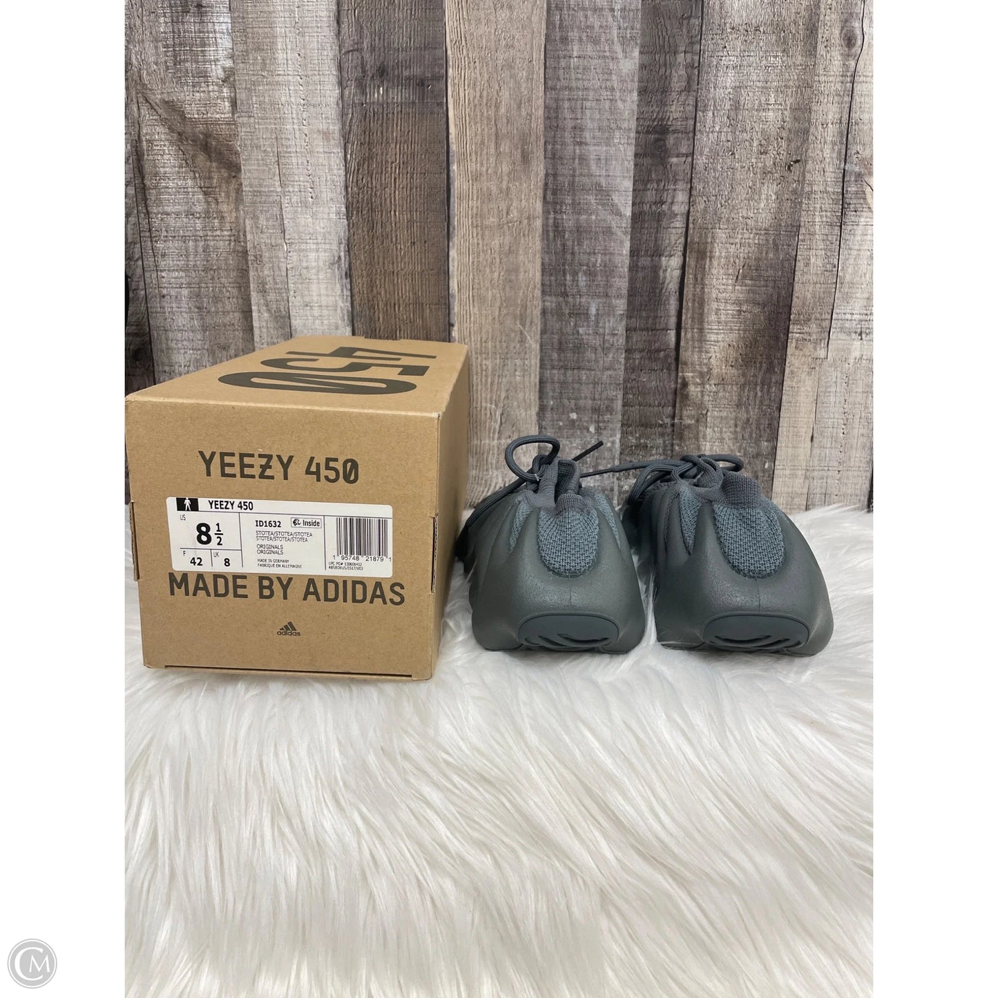 Shoes Luxury Designer By Yeezy In Grey, Size: 8.5
