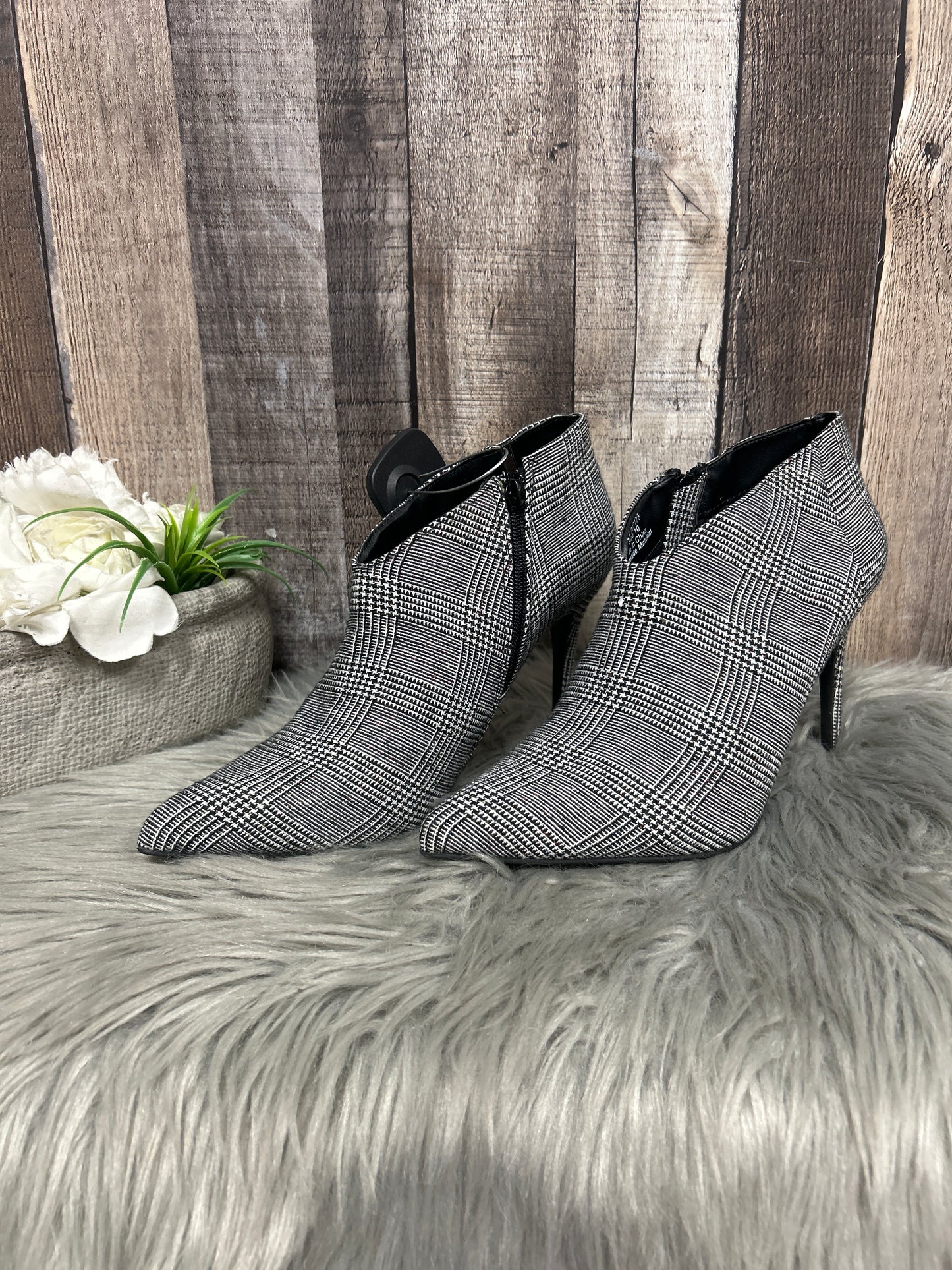 Boots Ankle Heels By Cmf In Black & White, Size: 10