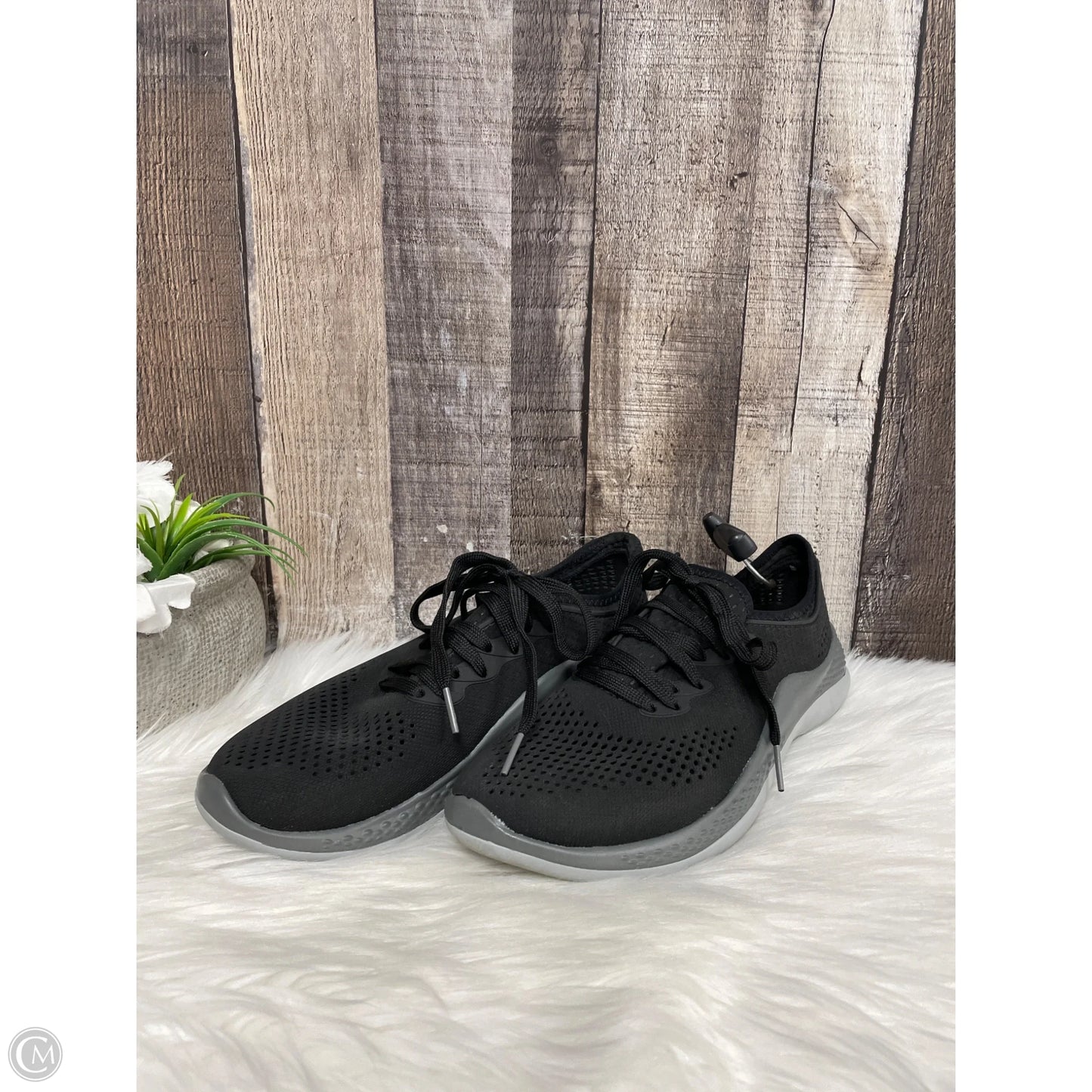 Shoes Sneakers By Crocs In Black, Size: 8