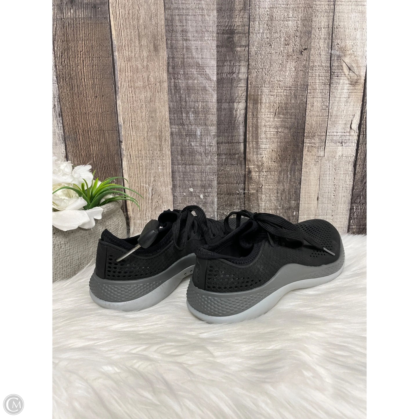 Shoes Sneakers By Crocs In Black, Size: 8