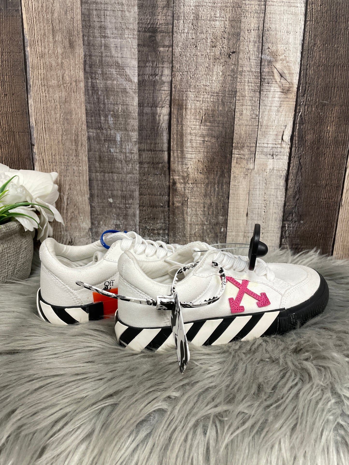 Shoes Luxury Designer By Off-white In White, Size: 5
