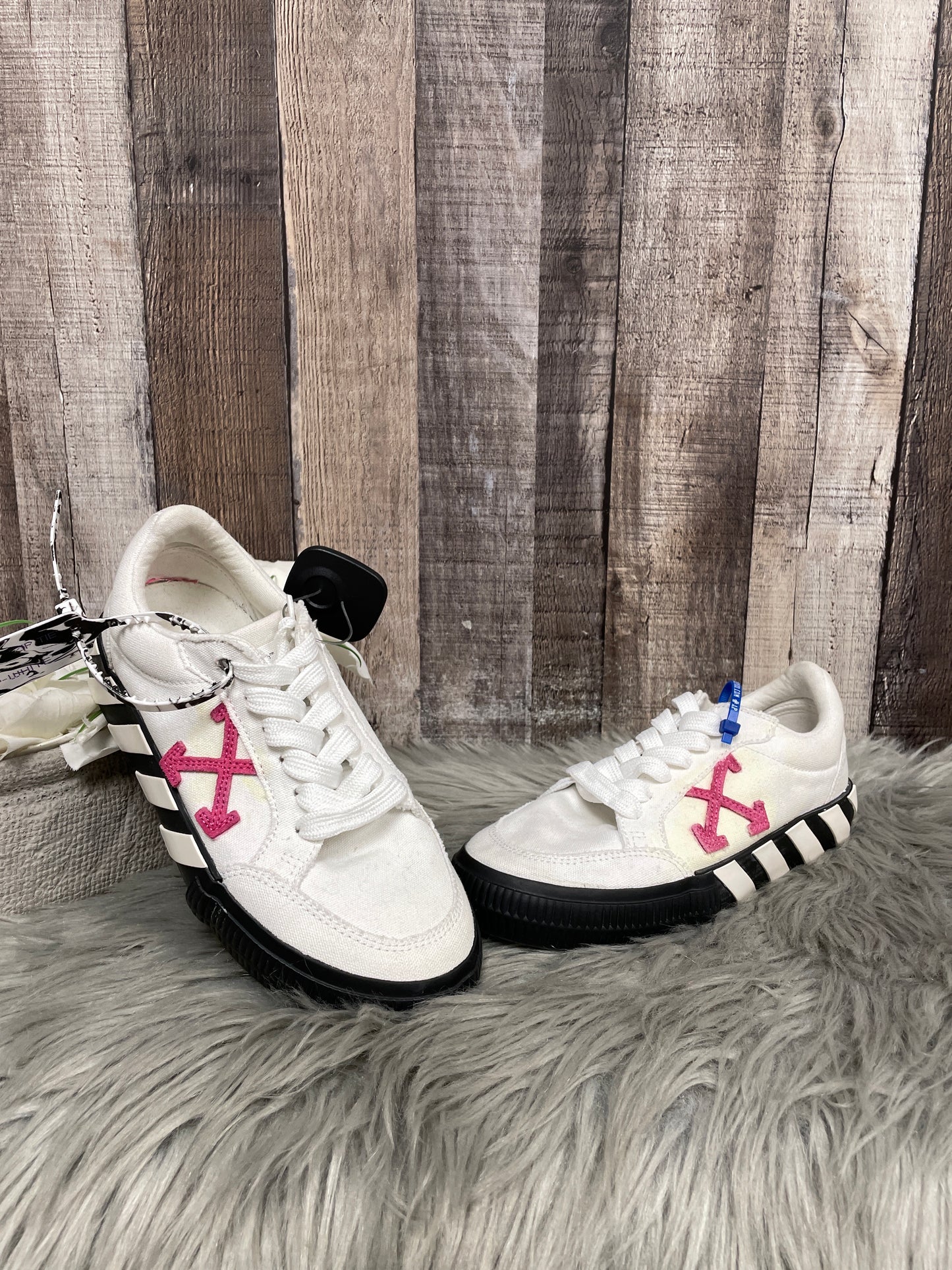 Shoes Luxury Designer By Off-white In White, Size: 5