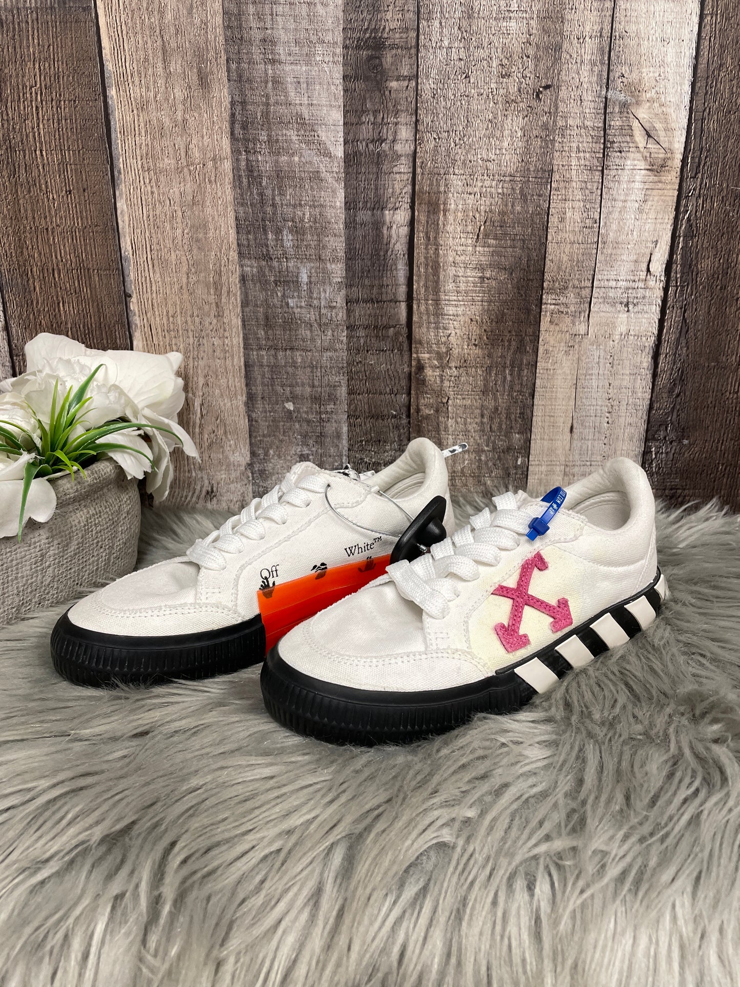 Shoes Luxury Designer By Off-white In White, Size: 5