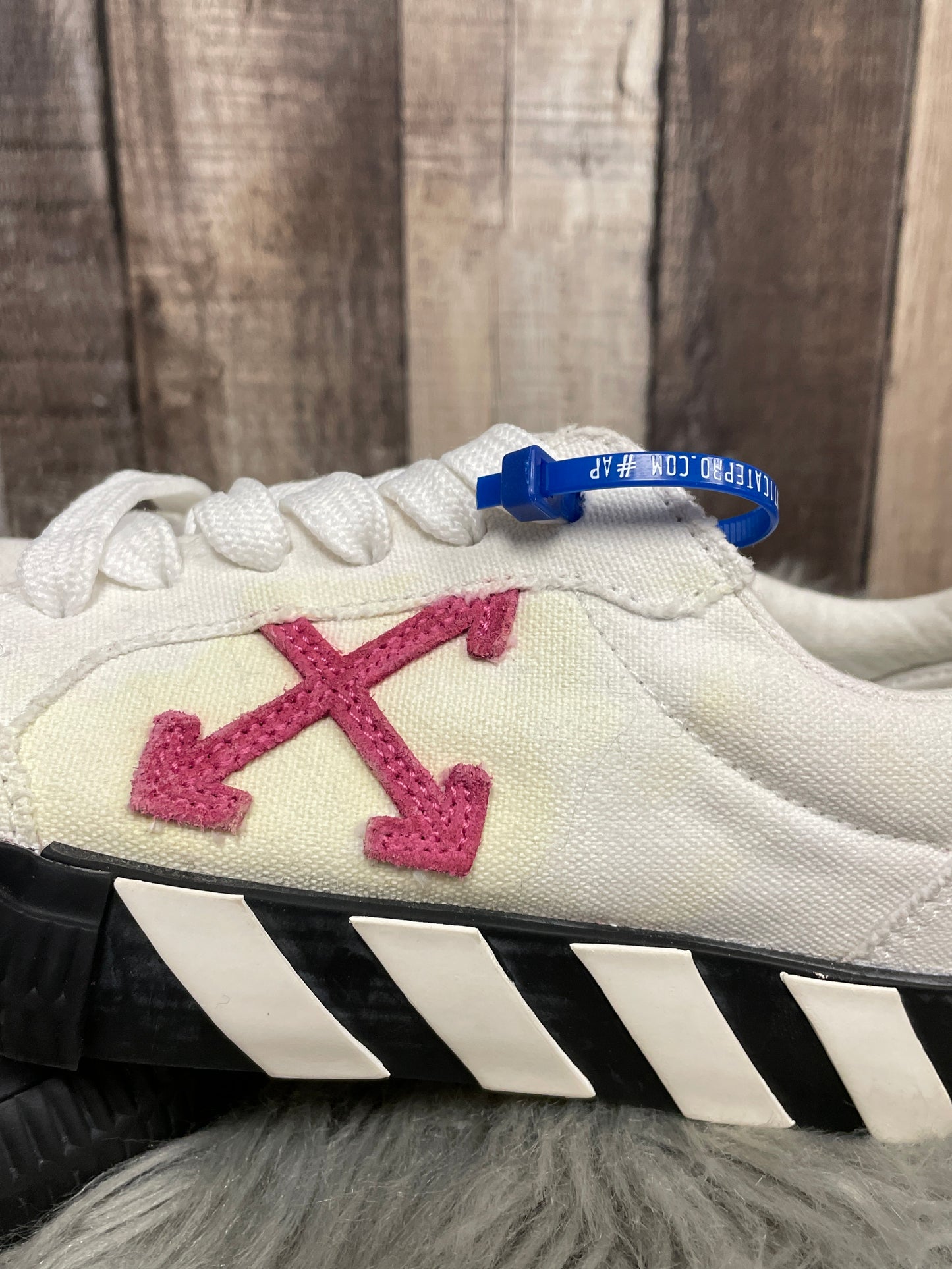 Shoes Luxury Designer By Off-white In White, Size: 5
