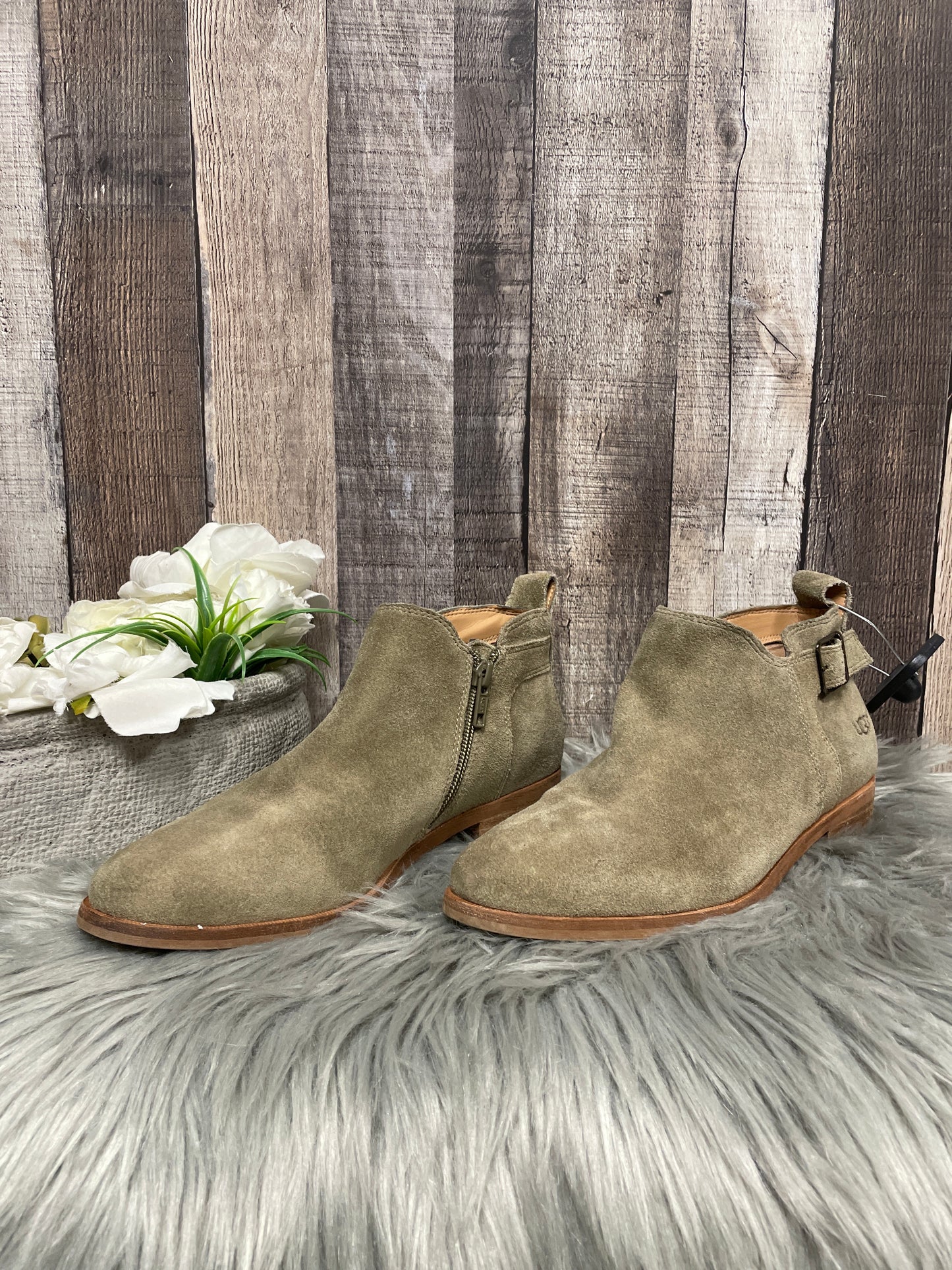 Boots Ankle Flats By Ugg Size: 8.5