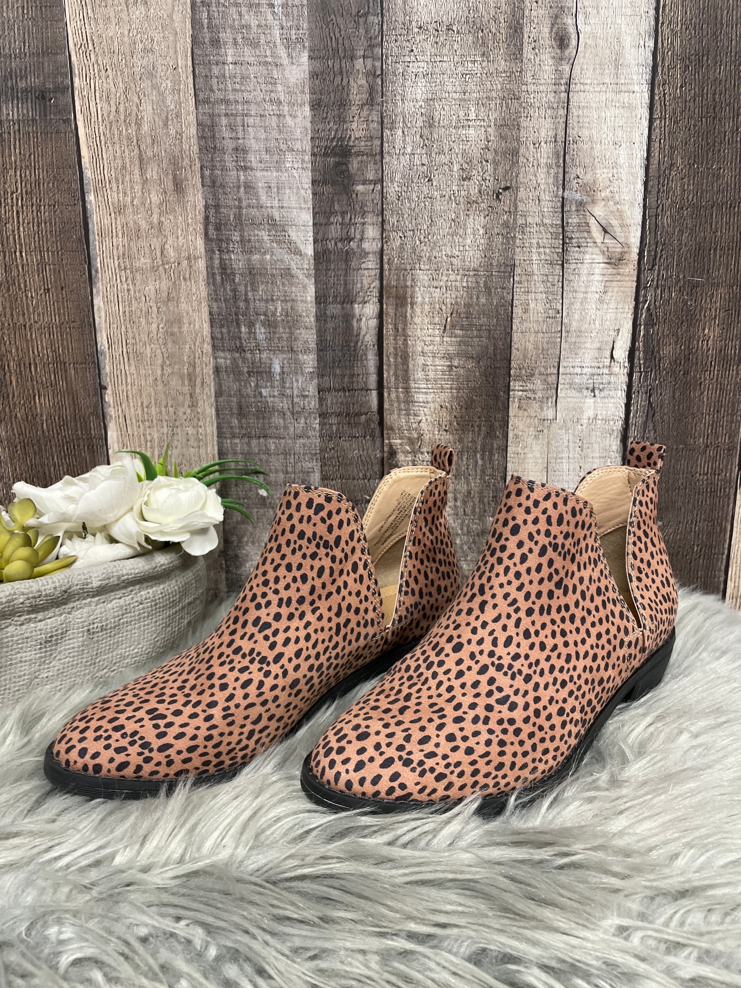 Boots Ankle Heels By Universal Thread Size: 6