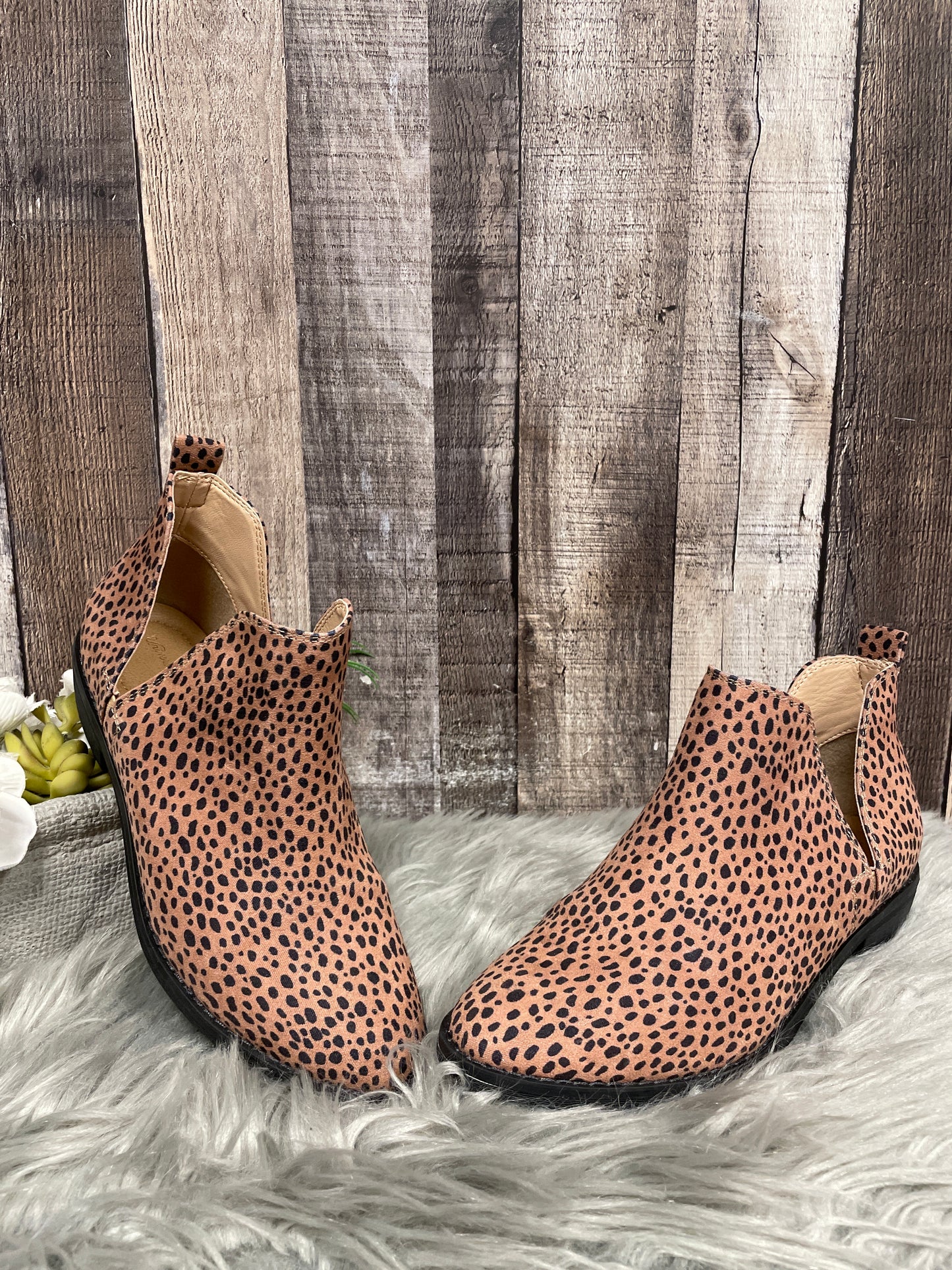 Boots Ankle Heels By Universal Thread Size: 6