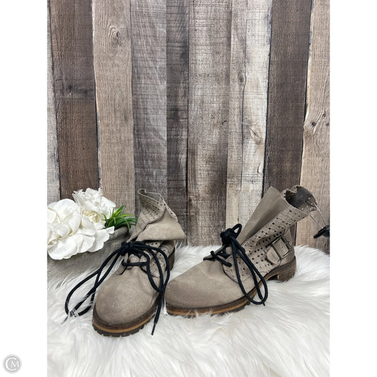 Boots Ankle Flats By Cmf In Taupe, Size: 9