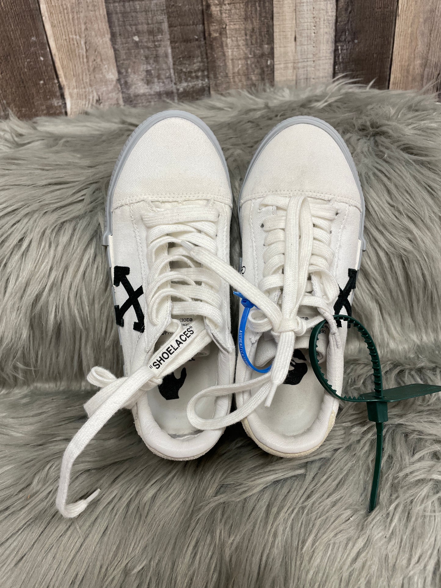 Shoes Luxury Designer By Off-white In Grey & White, Size: 5