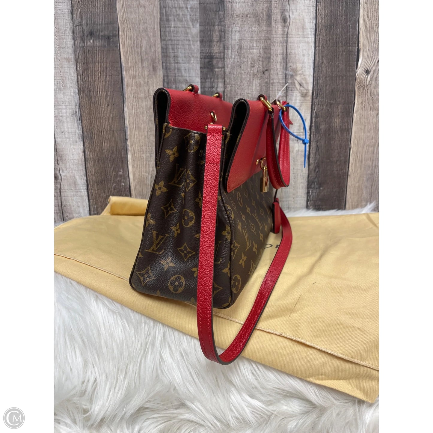 Handbag Luxury Designer By Louis Vuitton, Size: Medium