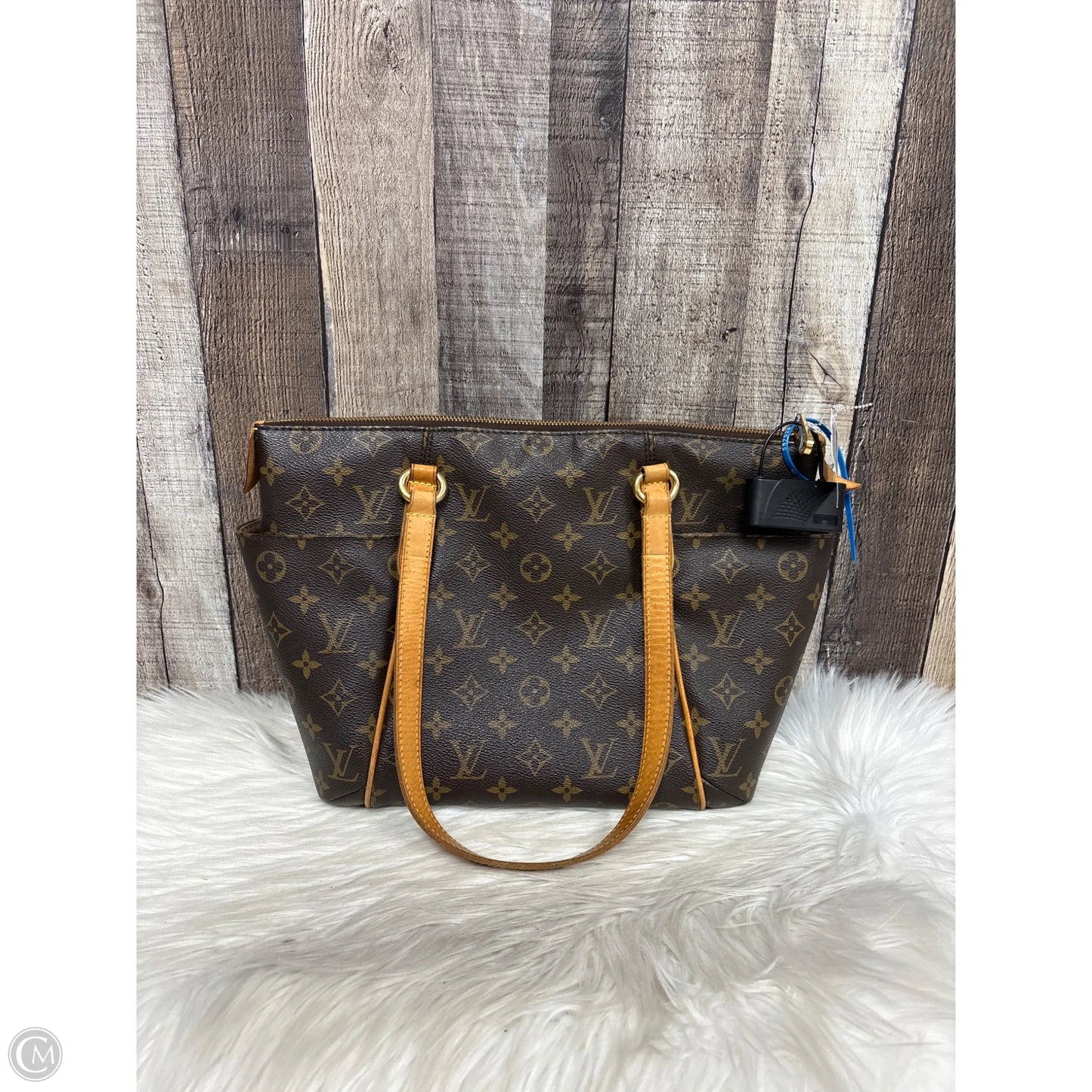 Handbag Luxury Designer By Louis Vuitton, Size: Medium