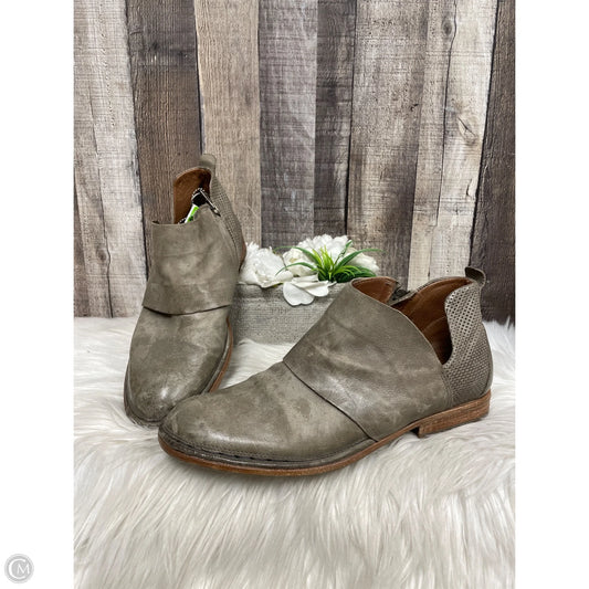 Shoes Flats By Cma In Brown, Size: 10