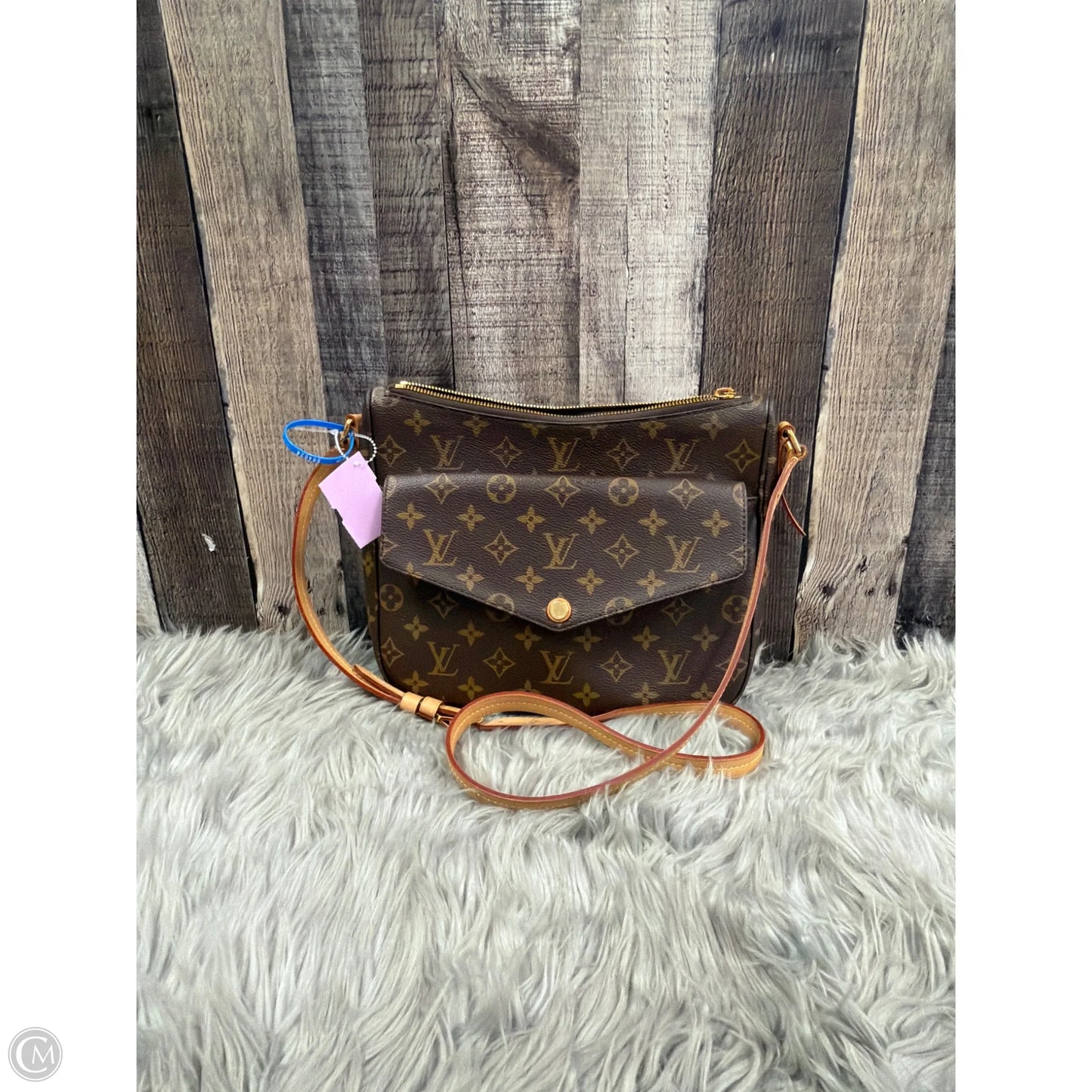 Crossbody Luxury Designer By Louis Vuitton, Size: Medium