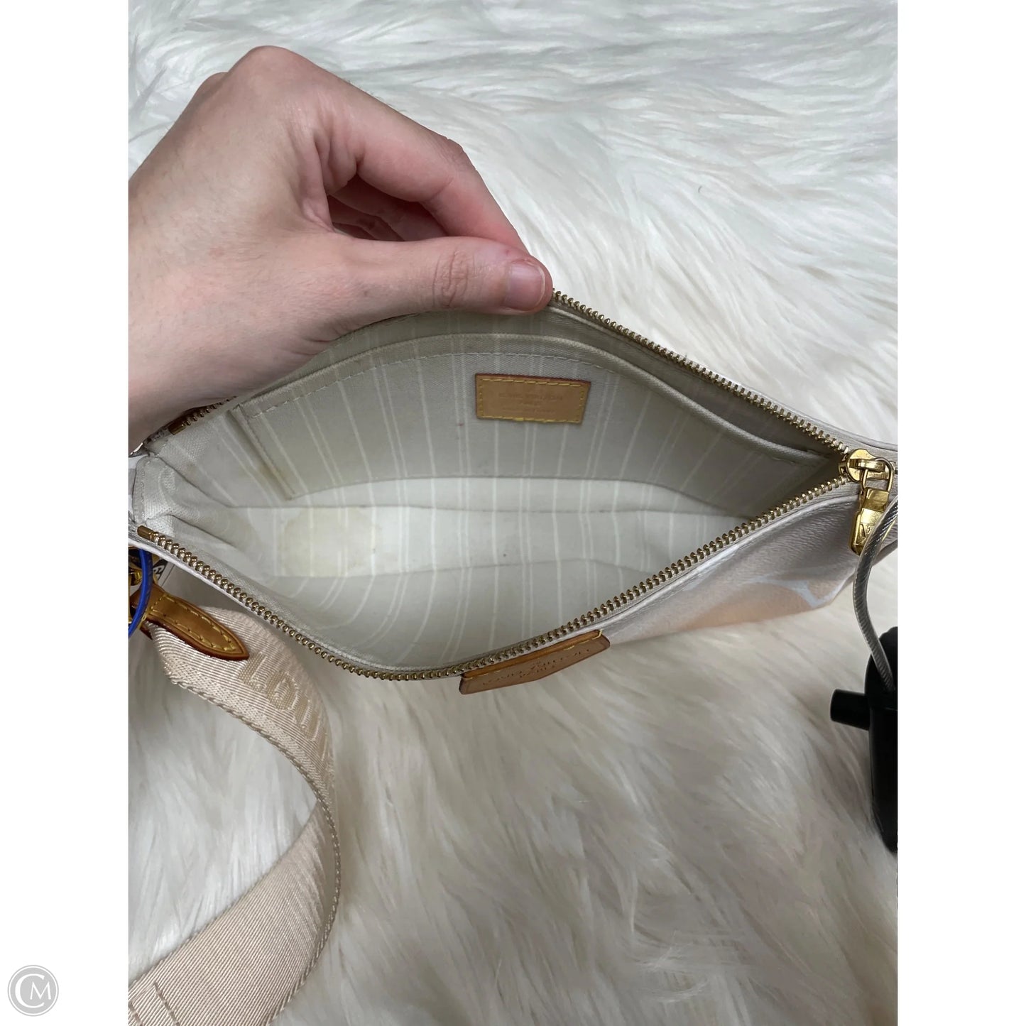 Crossbody Luxury Designer By Louis Vuitton, Size: Medium