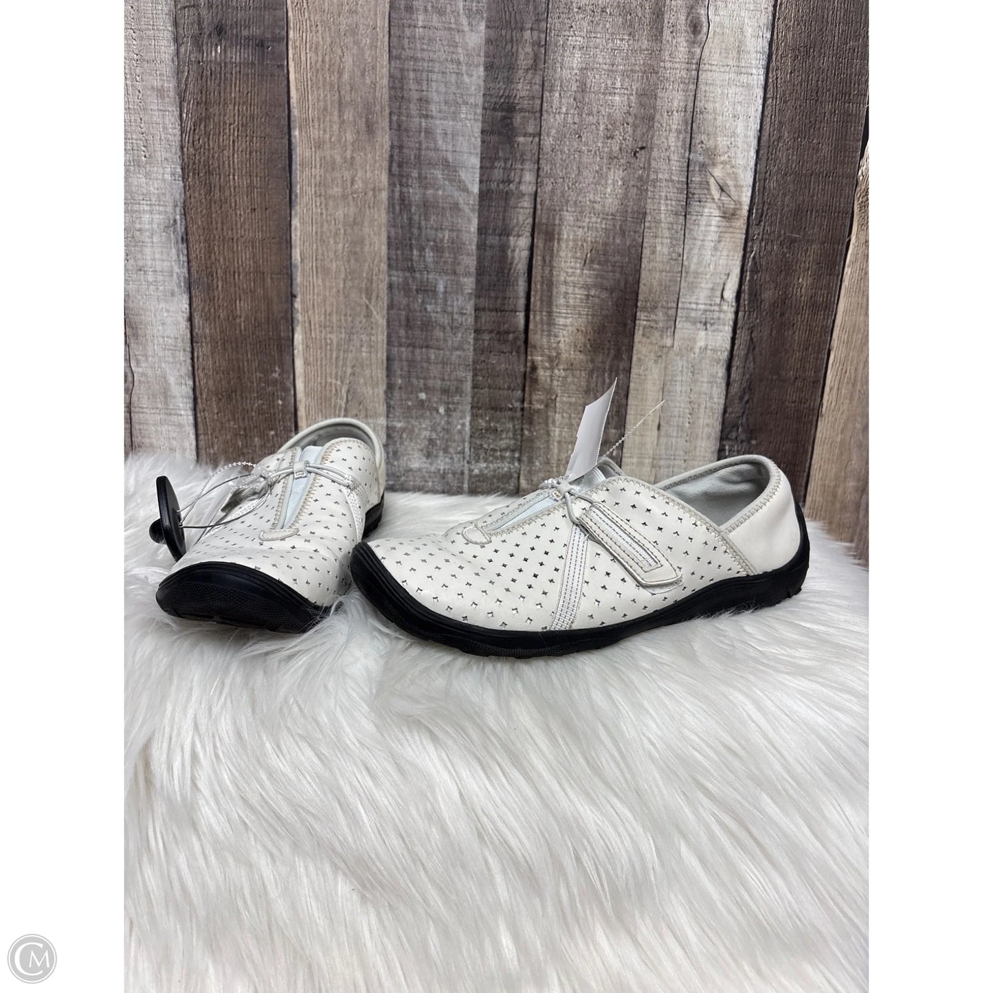 Shoes Flats By Clarks In White, Size: 9.5