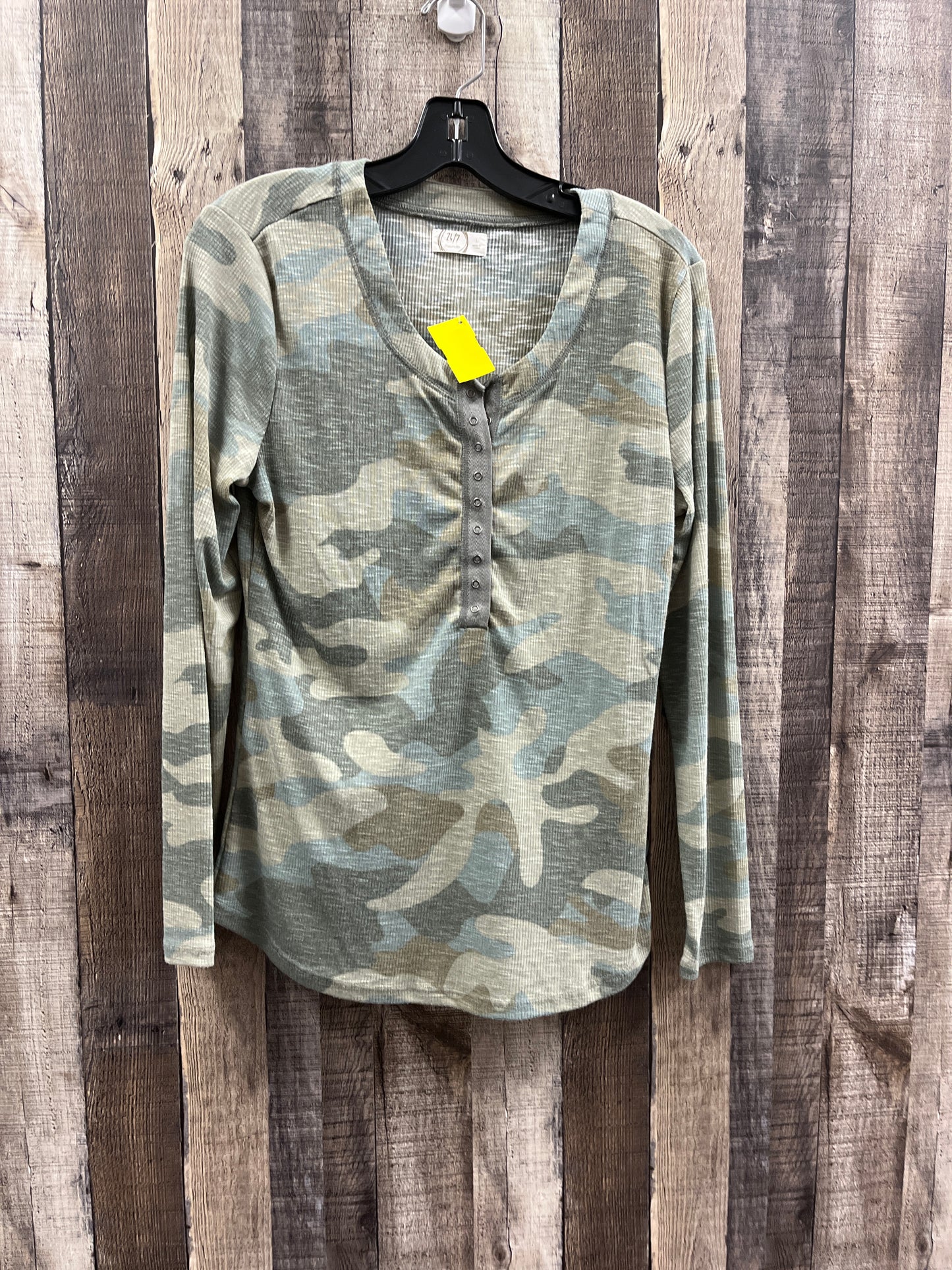 Top Long Sleeve By Maurices In Camouflage Print, Size: L