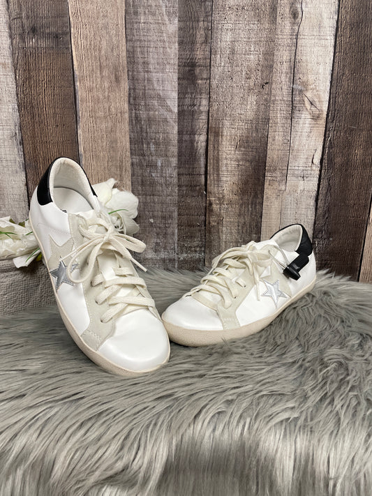 Shoes Sneakers By Just Fab In White, Size: 9