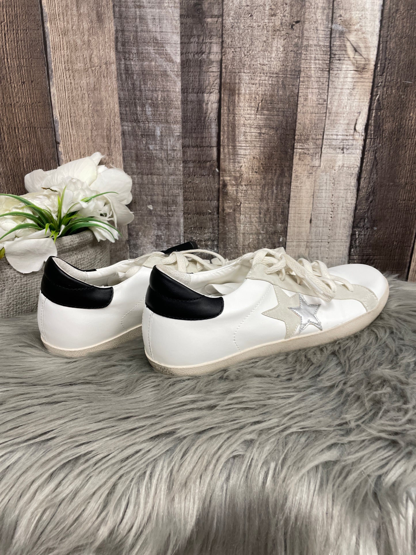 Shoes Sneakers By Just Fab In White, Size: 9