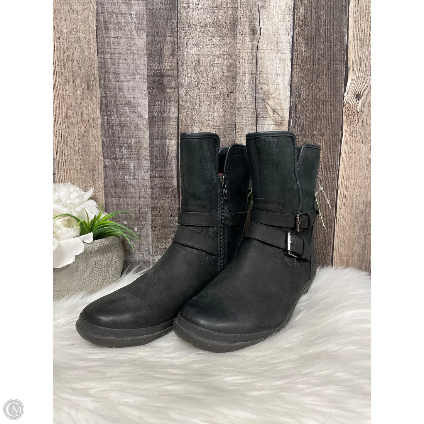 Boots Designer By Ugg In Black, Size: 7