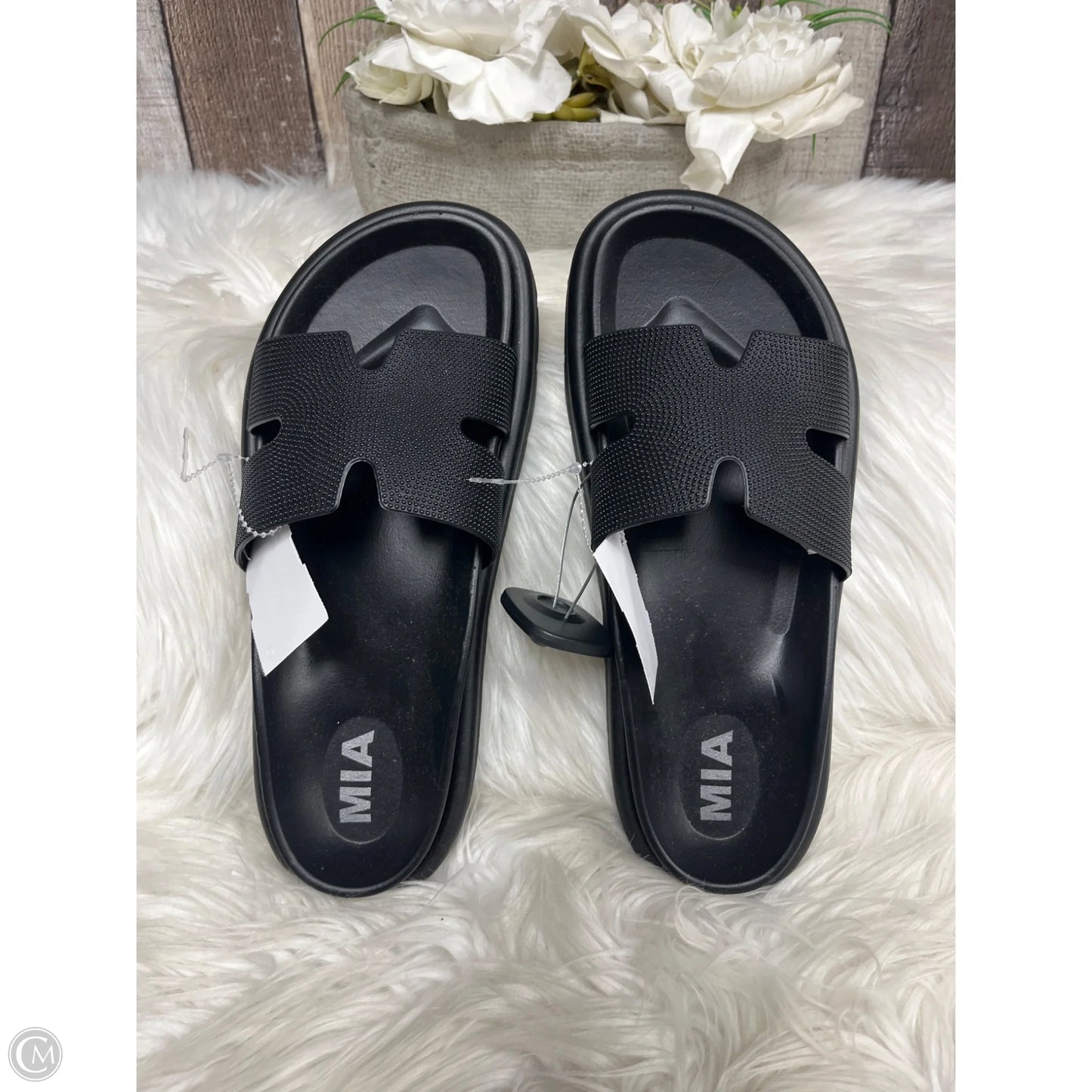 Sandals Flats By Mia In Black, Size: 8