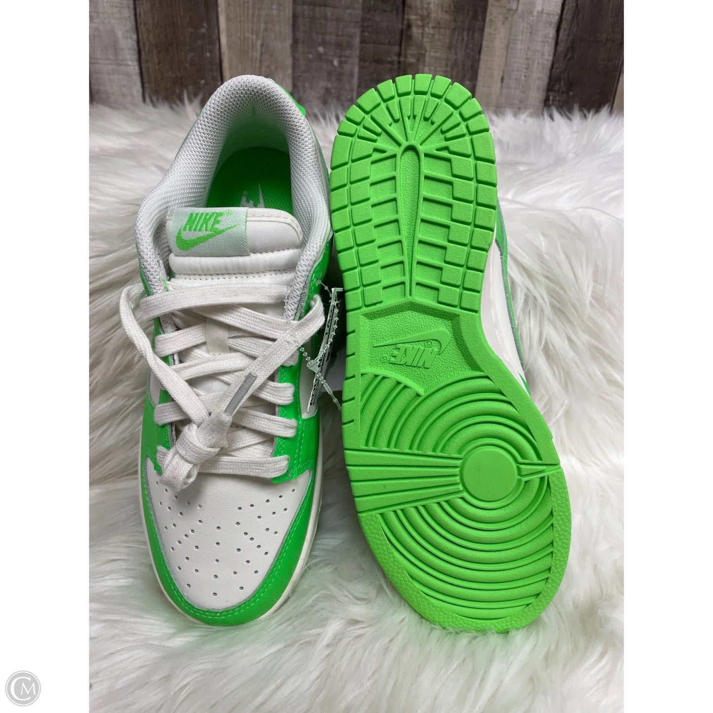 Shoes Athletic By Nike In Green & White, Size: 8