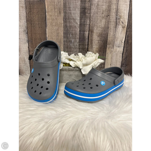 Shoes Flats By Crocs In Grey, Size: 7