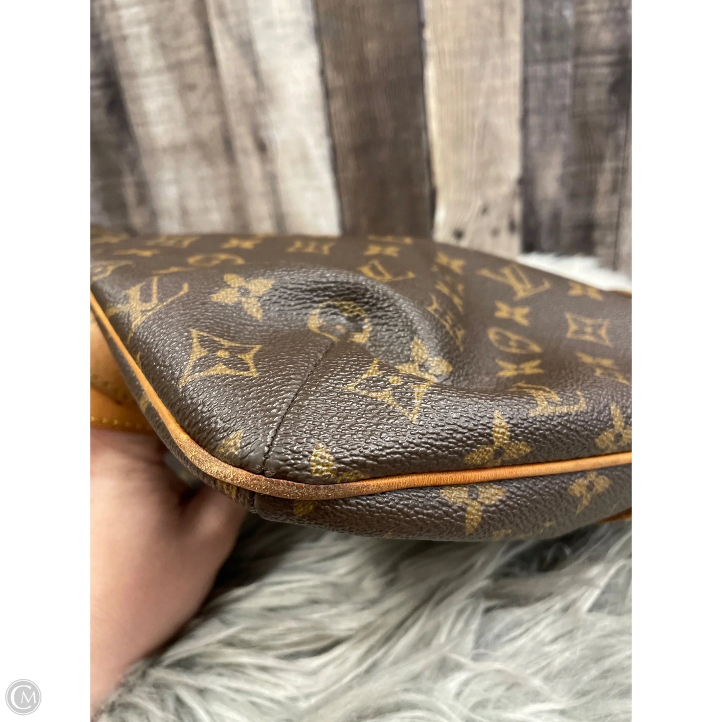 Handbag Luxury Designer By Louis Vuitton, Size: Medium