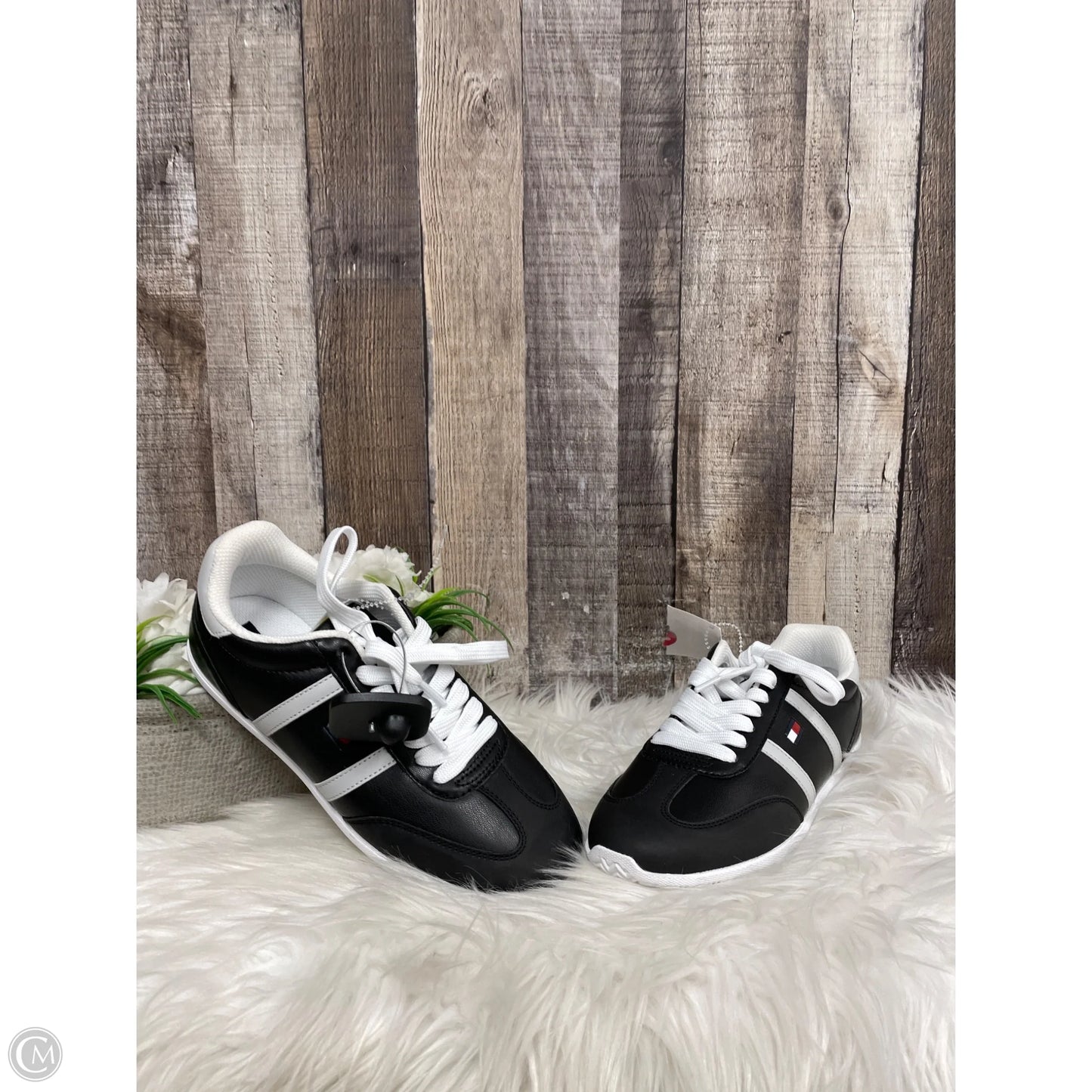 Shoes Sneakers By Tommy Hilfiger In Black & White, Size: 7