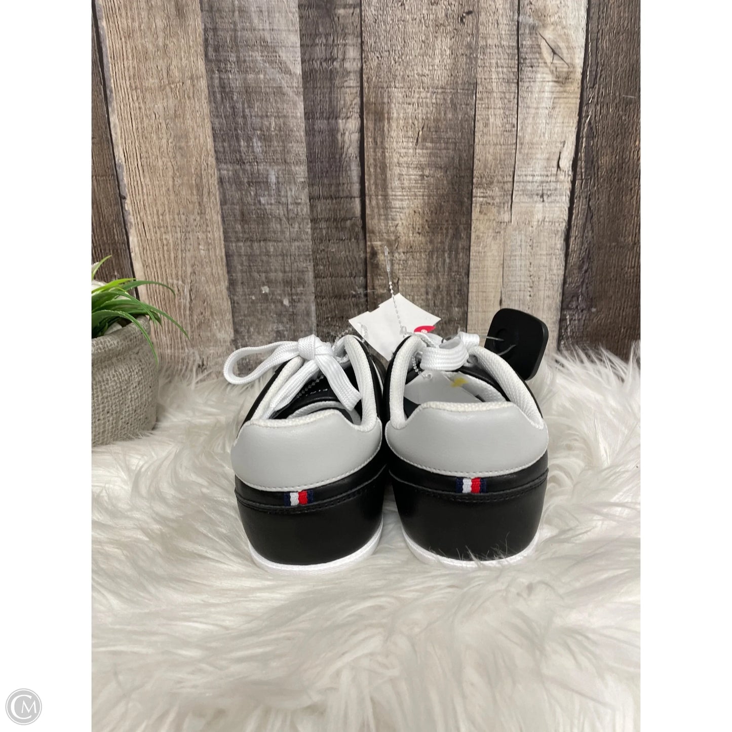 Shoes Sneakers By Tommy Hilfiger In Black & White, Size: 7