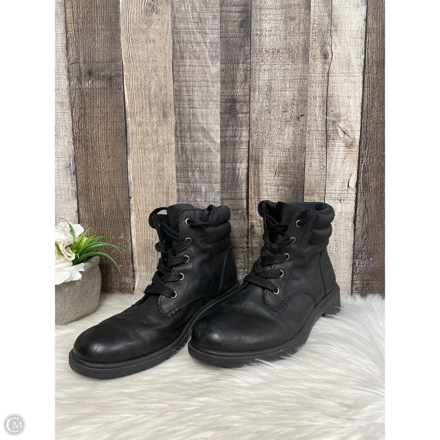 Boots Designer By Ugg In Black, Size: 8