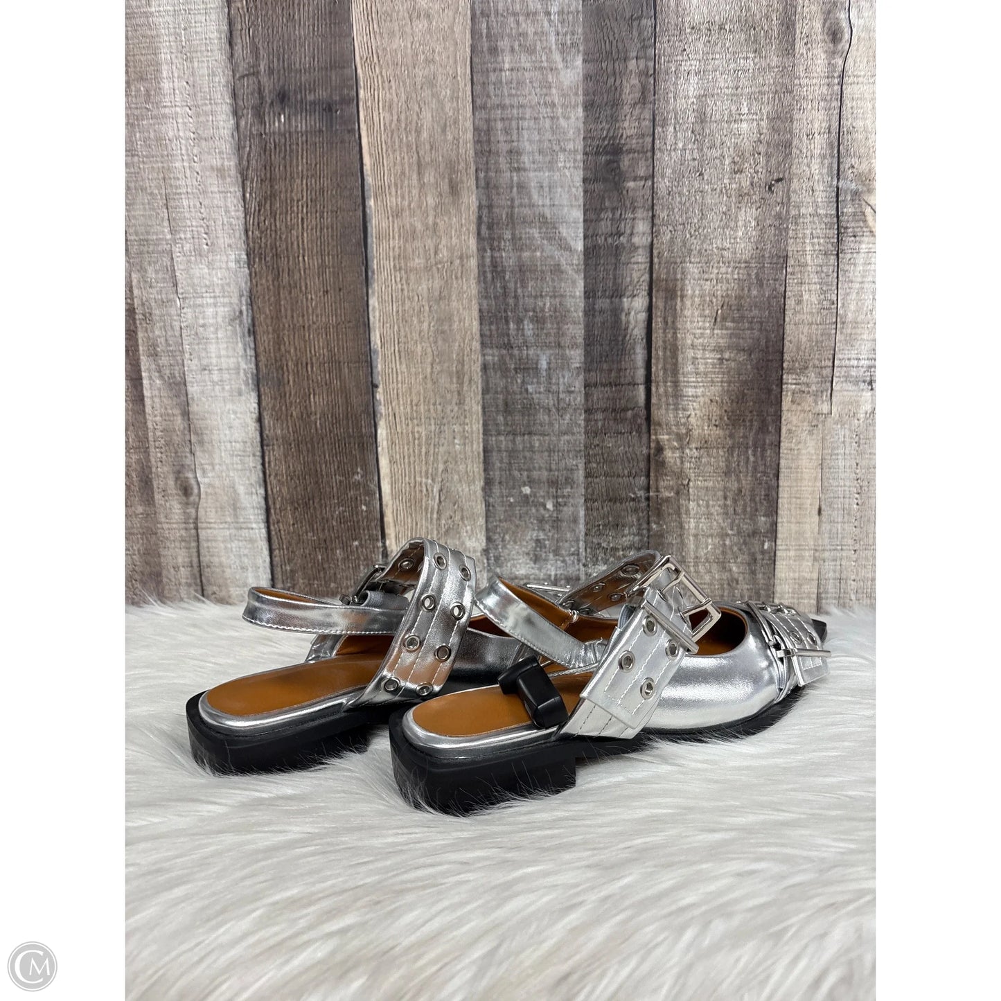 Shoes Flats By Cmf In Silver, Size: 6