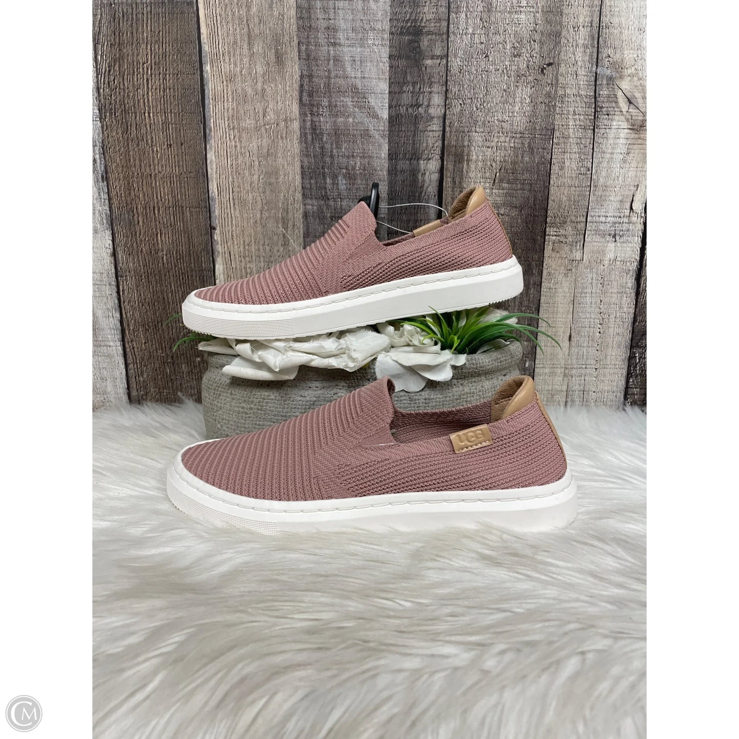 Shoes Designer By Ugg In Mauve, Size: 6