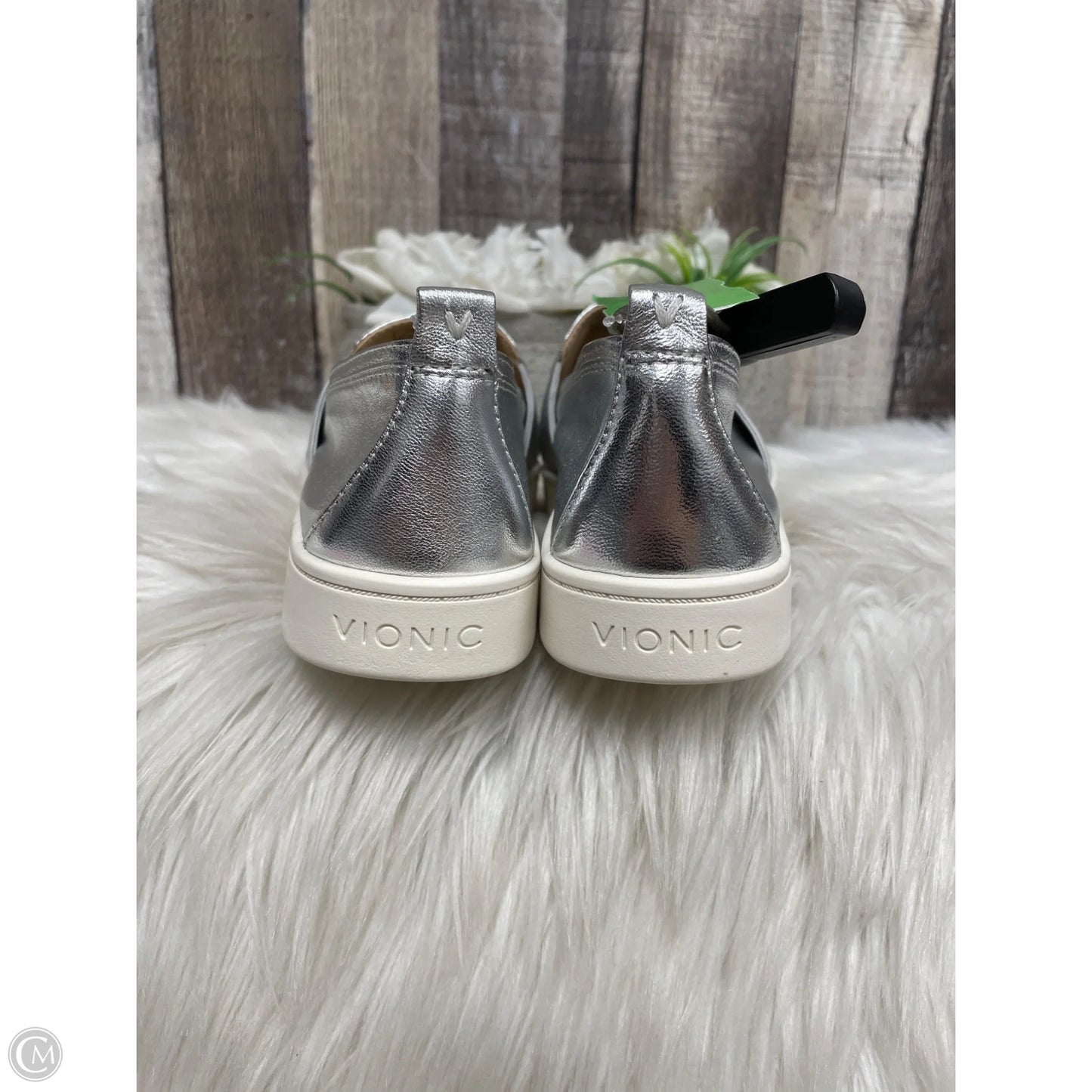 Shoes Flats By Vionic In Silver, Size: 7