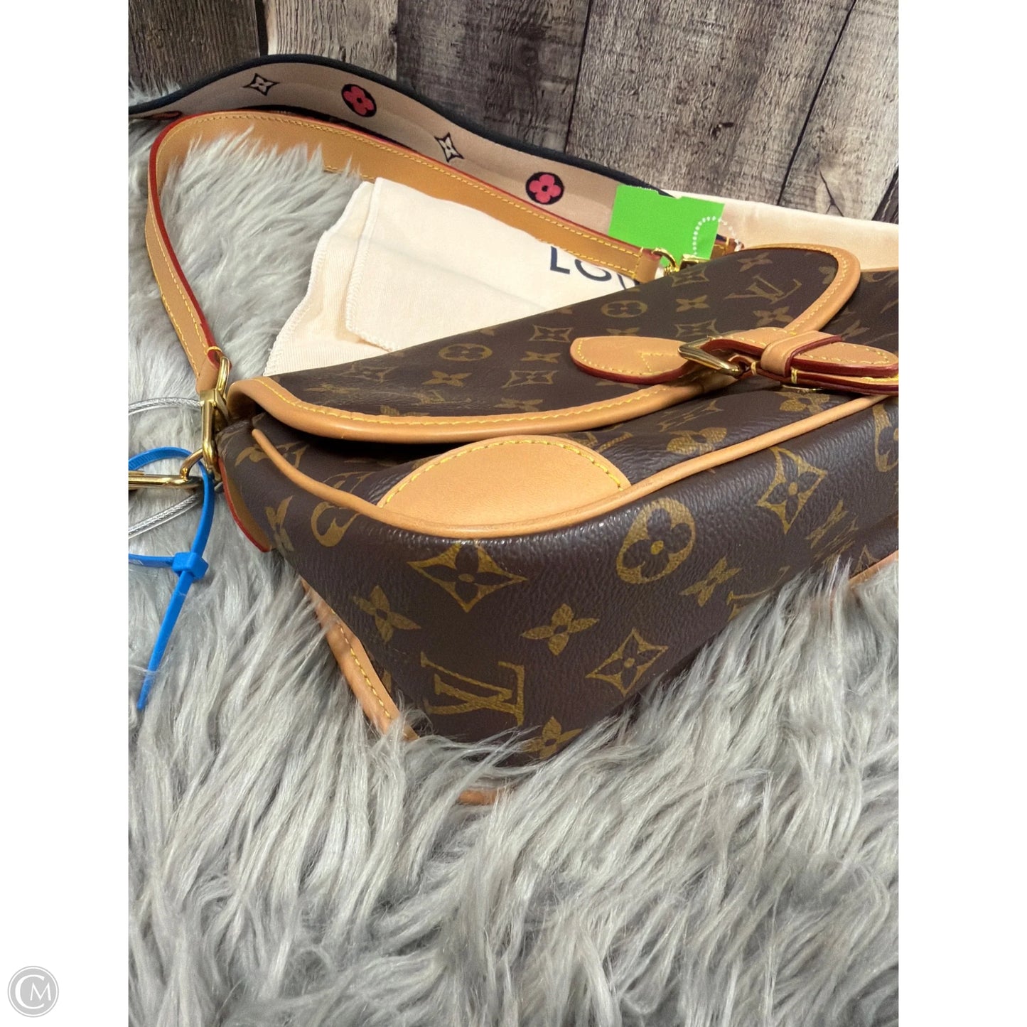 Crossbody Luxury Designer By Louis Vuitton, Size: Medium