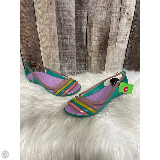 Sandals Flats By Crocs In Multi-colored, Size: 9