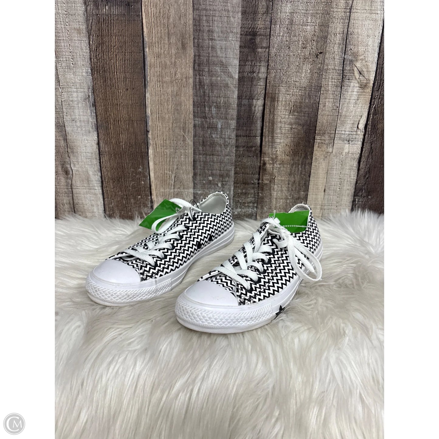 Shoes Sneakers By Converse In Black & White, Size: 6.5