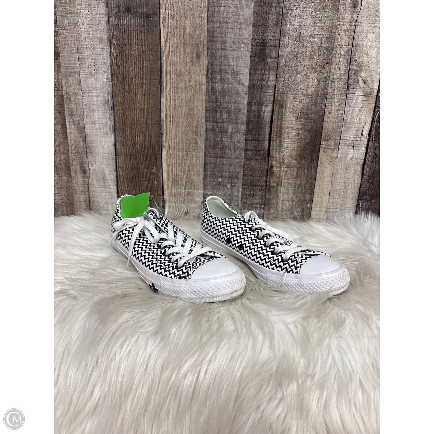 Shoes Sneakers By Converse In Black & White, Size: 6.5