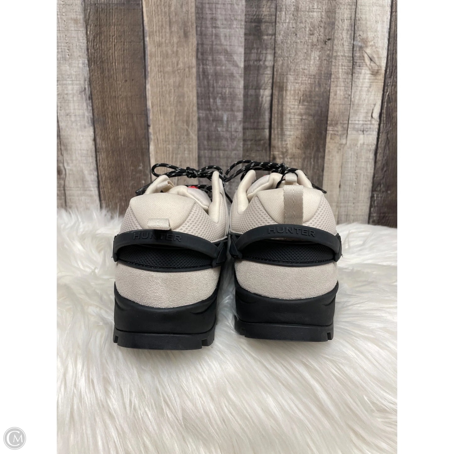Shoes Sneakers By Hunter In Cream, Size: 10